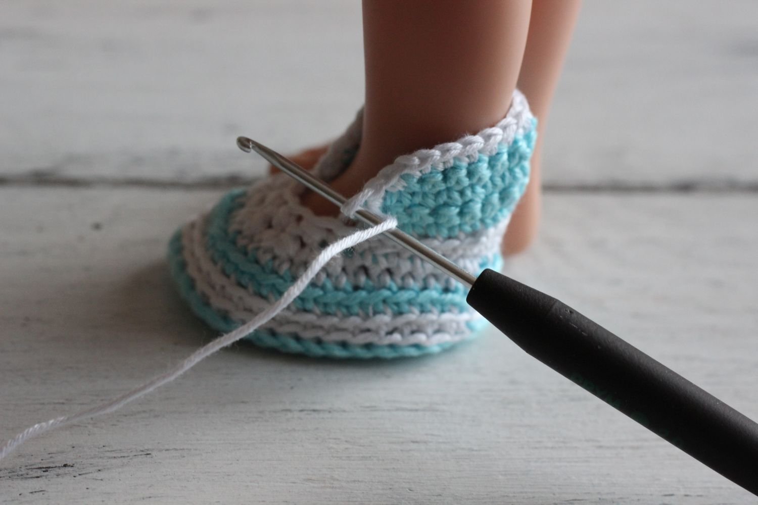 Blog-Inhaltsbild für 'Kostenlose Häkelanleitung für Puppen Turnschuhe'