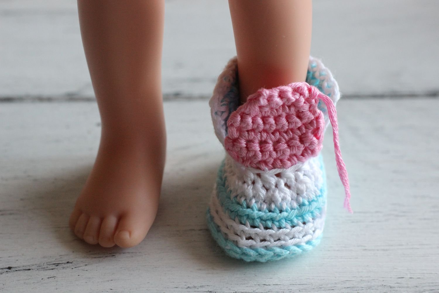 Blog-Inhaltsbild für 'Kostenlose Häkelanleitung für Puppen Turnschuhe'