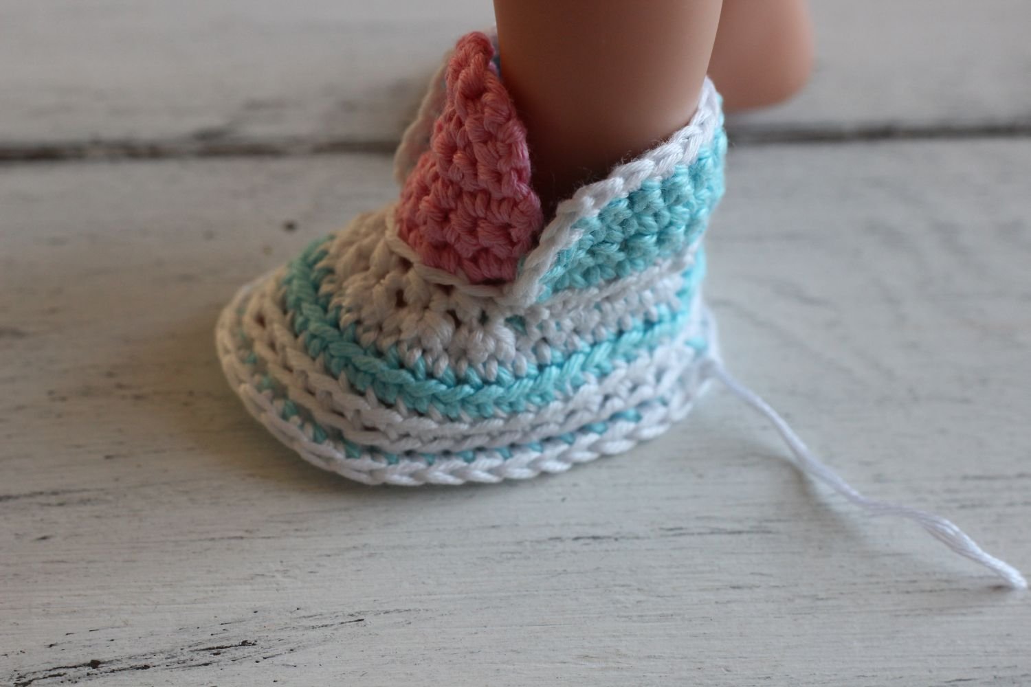 Blog-Inhaltsbild für 'Kostenlose Häkelanleitung für Puppen Turnschuhe'