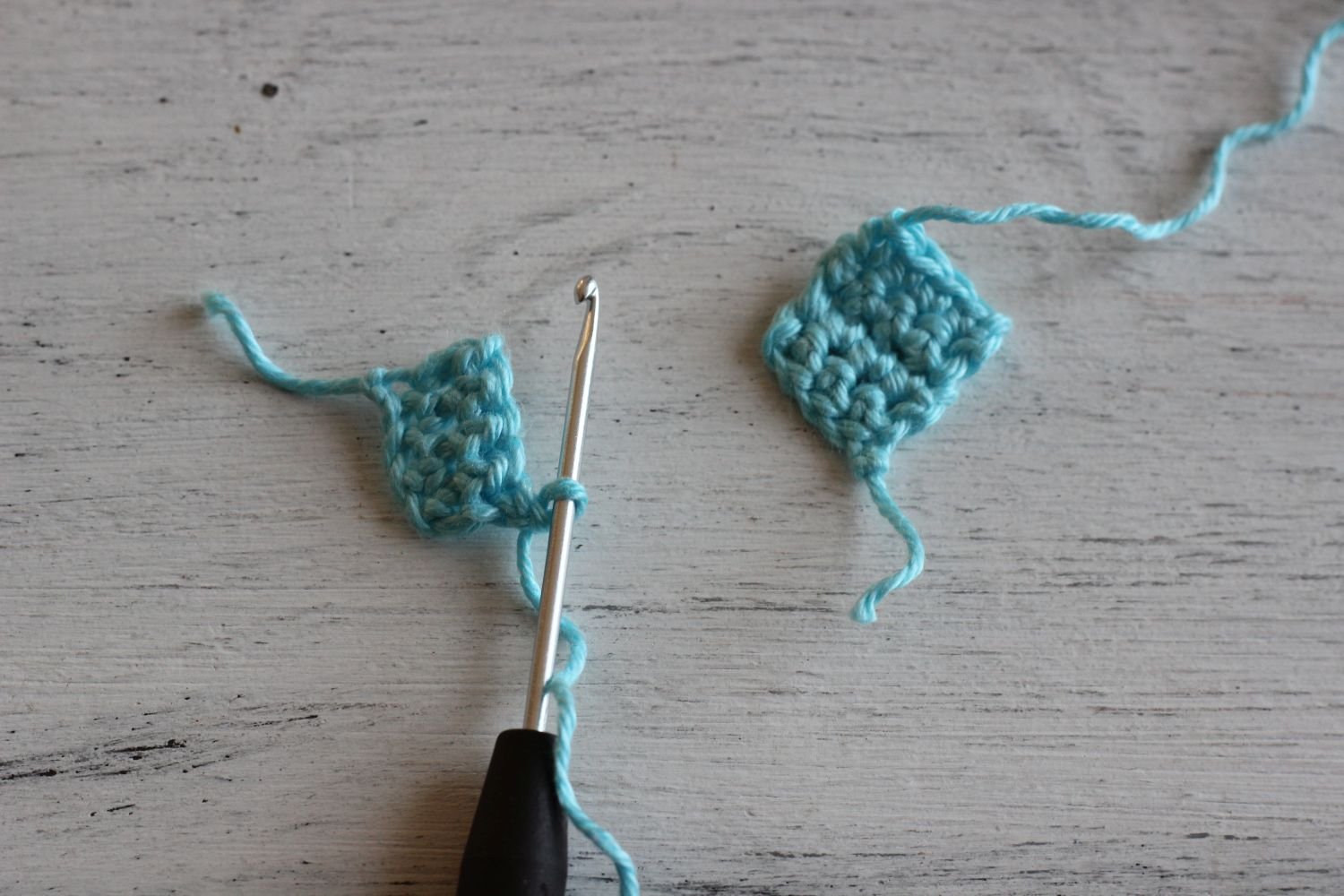 Blog-Inhaltsbild für 'Kostenlose Häkelanleitung für Puppen Turnschuhe'