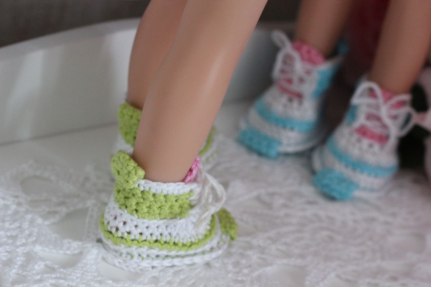 Blog-Inhaltsbild für 'Kostenlose Häkelanleitung für Puppen Turnschuhe'