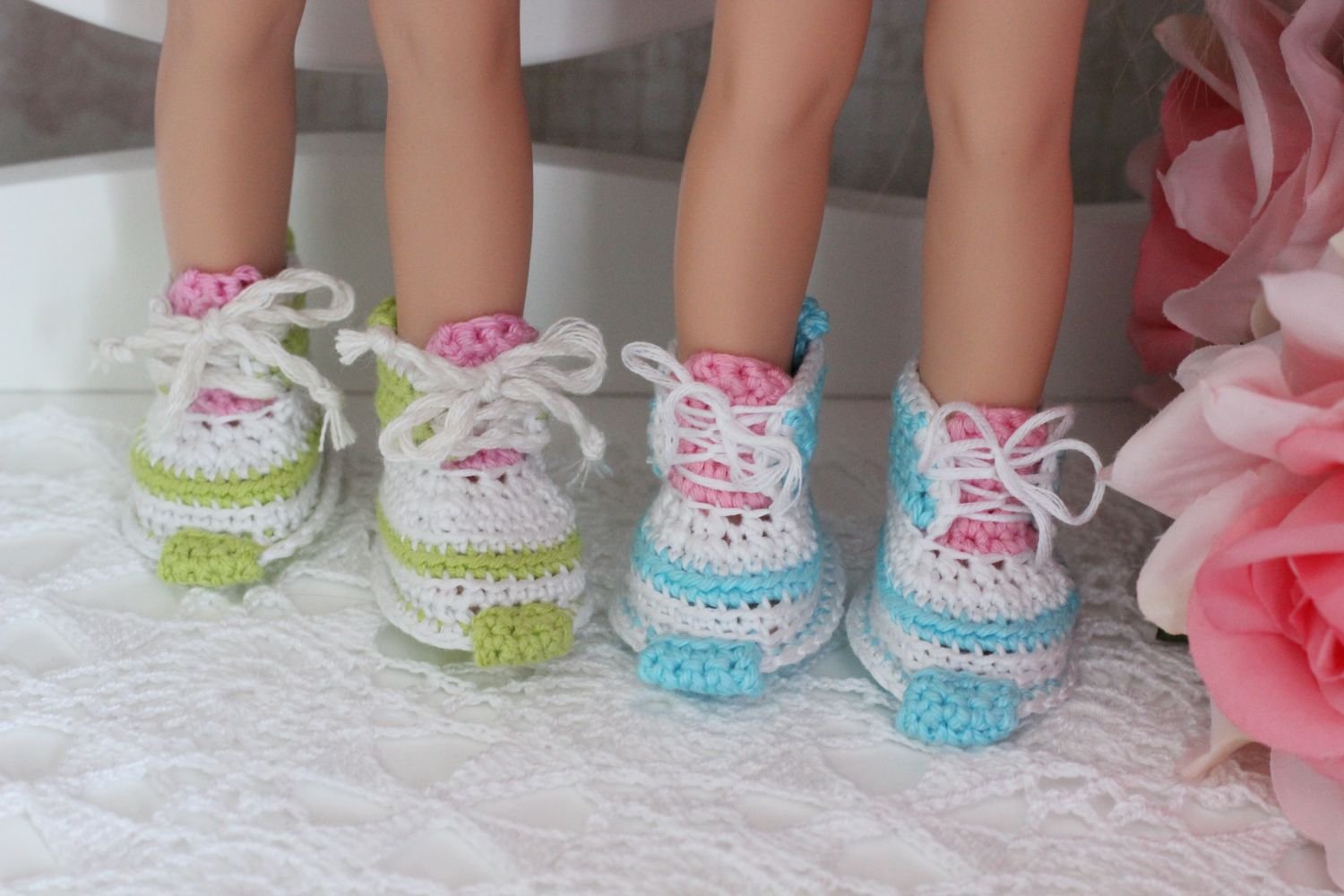 Blog-Inhaltsbild für 'Kostenlose Häkelanleitung für Puppen Turnschuhe'