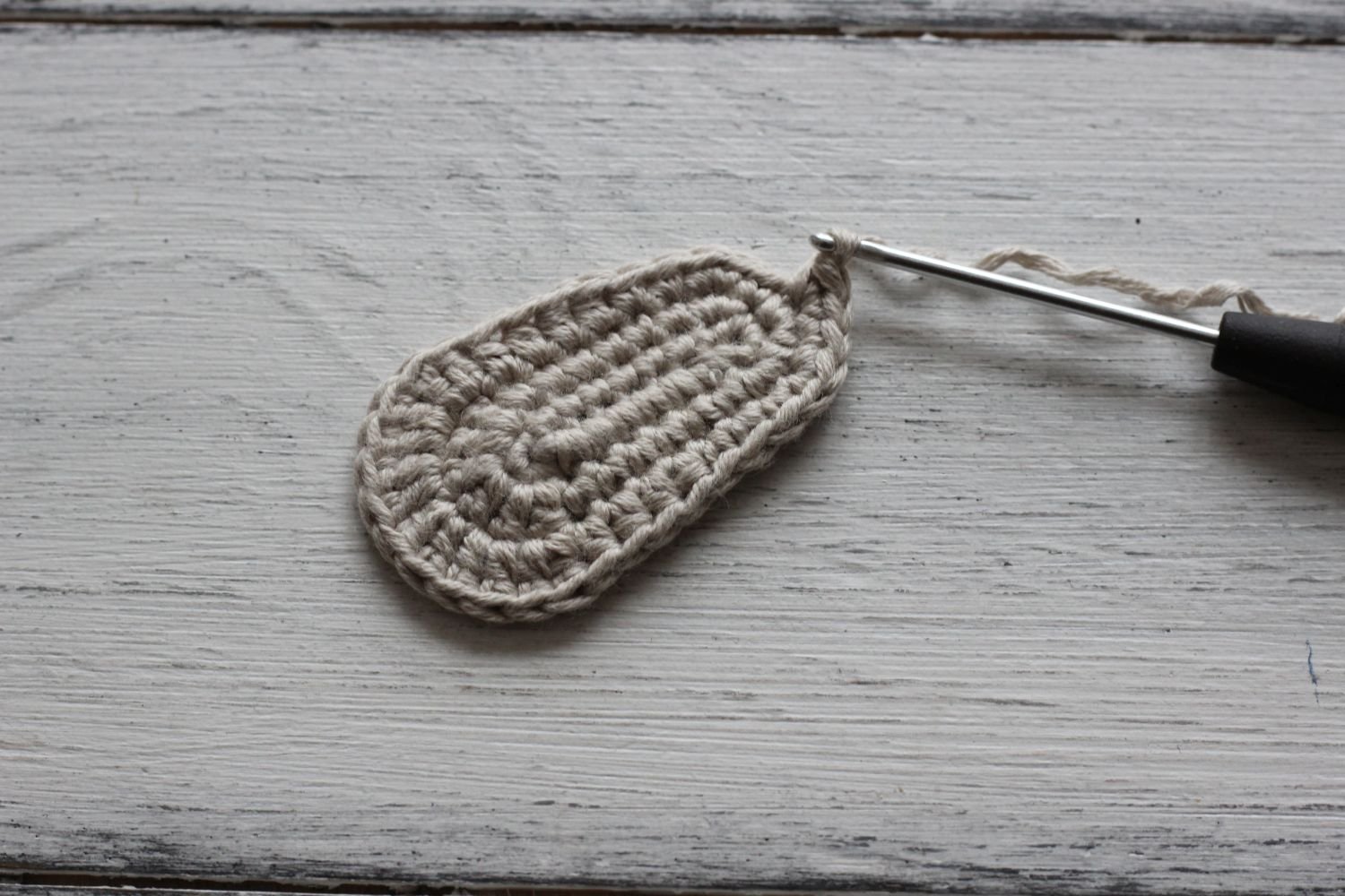 Blog-Inhaltsbild für 'Kostenlose Häkelanleitung für Eichel Puppenschuhe'