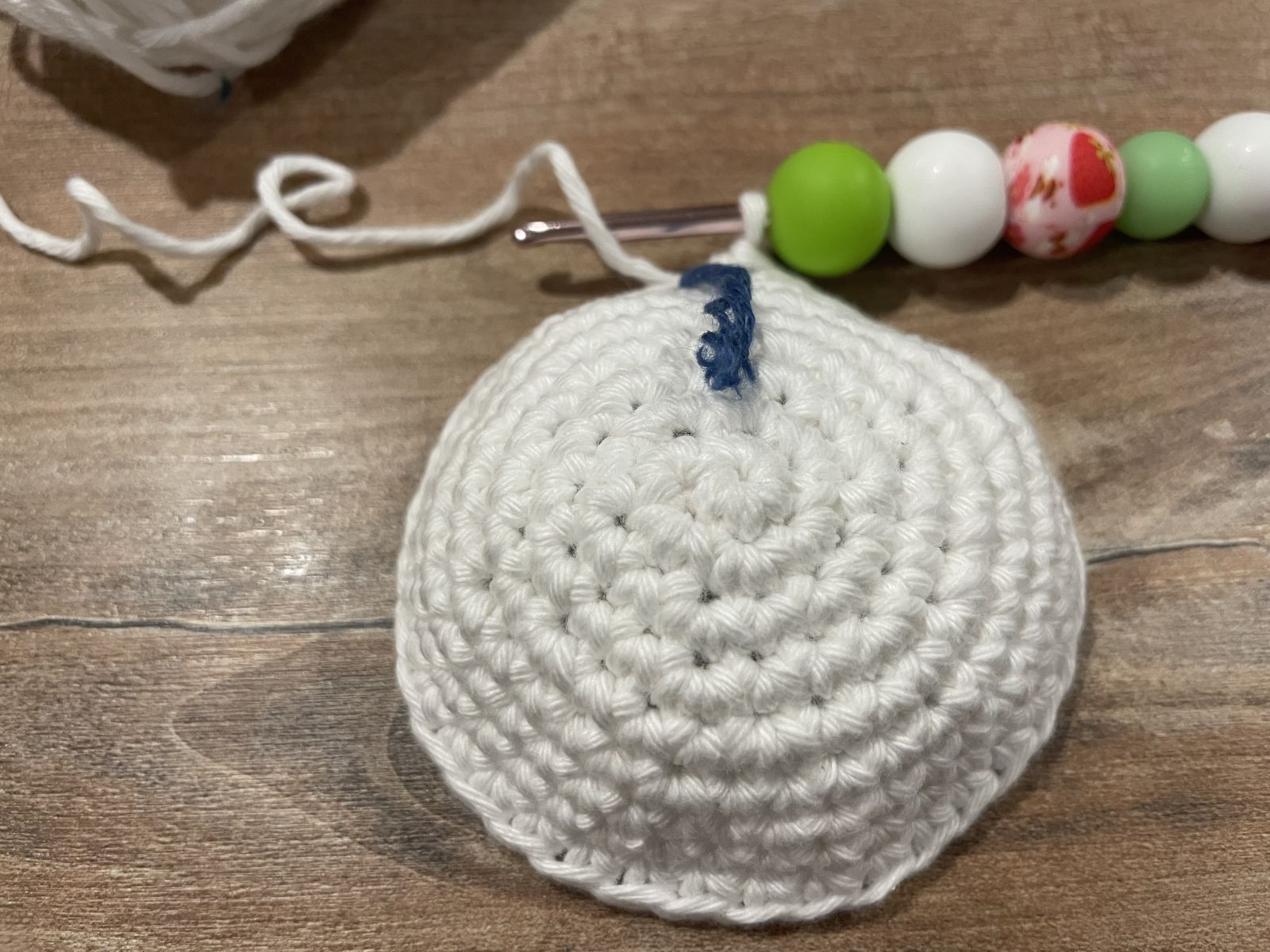 Blog-Inhaltsbild für 'Freundlicher Halloween-Geist häkeln – mit LED-Licht 👻'