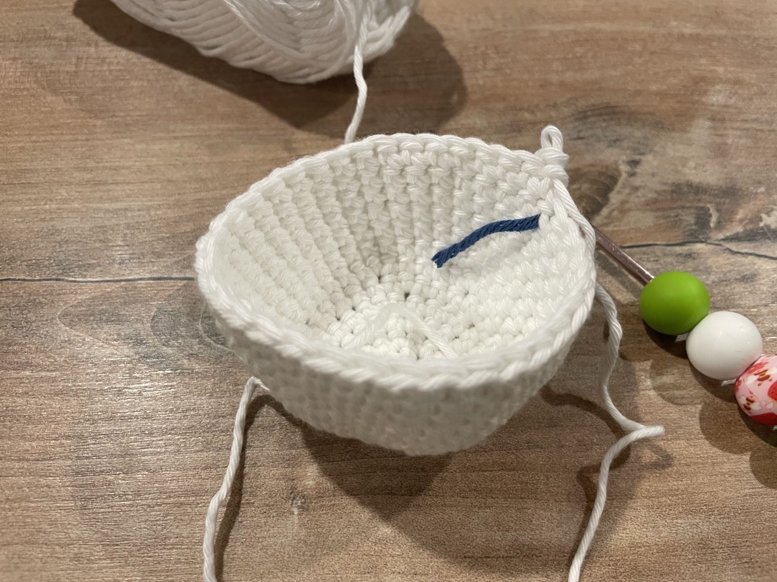 Blog-Inhaltsbild für 'Freundlicher Halloween-Geist häkeln – mit LED-Licht 👻'