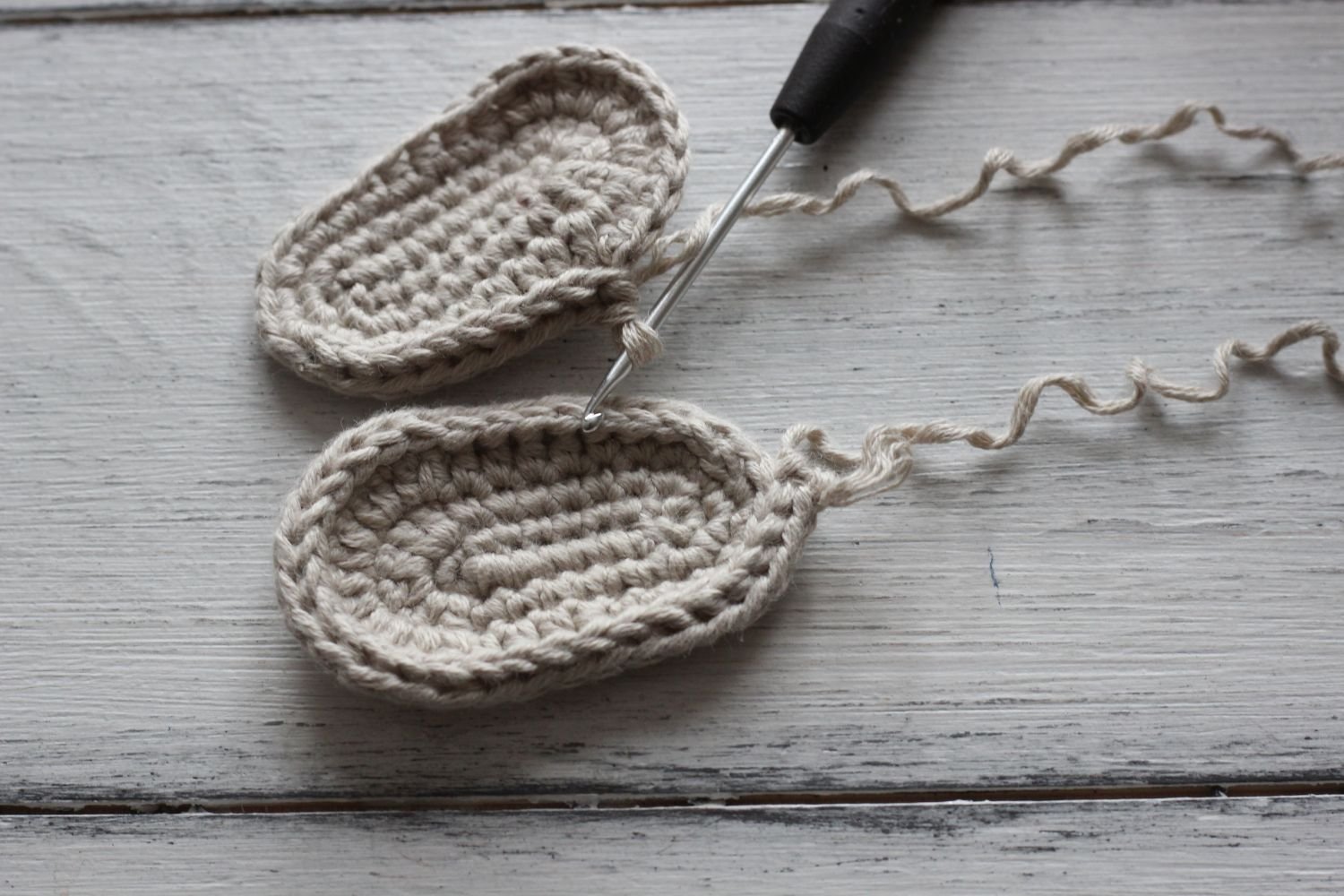 Blog-Inhaltsbild für 'Kostenlose Häkelanleitung für Eichel Puppenschuhe'