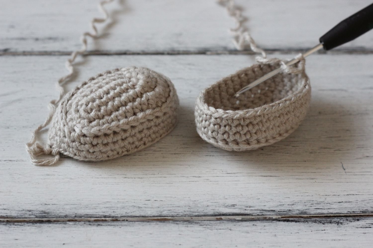 Blog-Inhaltsbild für 'Kostenlose Häkelanleitung für Eichel Puppenschuhe'
