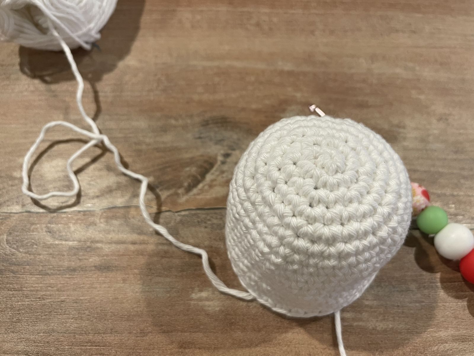 Blog-Inhaltsbild für 'Freundlicher Halloween-Geist häkeln – mit LED-Licht 👻'