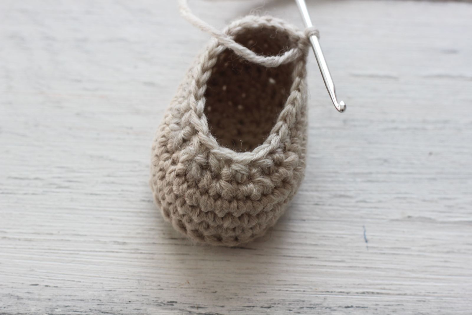 Blog-Inhaltsbild für 'Kostenlose Häkelanleitung für Eichel Puppenschuhe'