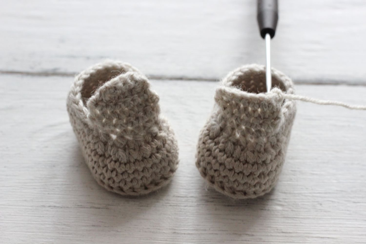 Blog-Inhaltsbild für 'Kostenlose Häkelanleitung für Eichel Puppenschuhe'