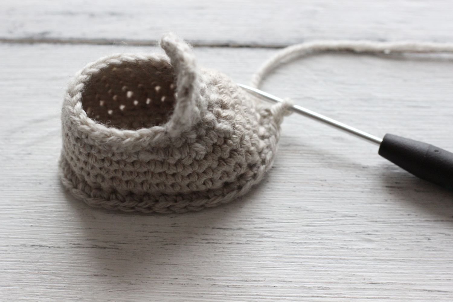 Blog-Inhaltsbild für 'Kostenlose Häkelanleitung für Eichel Puppenschuhe'