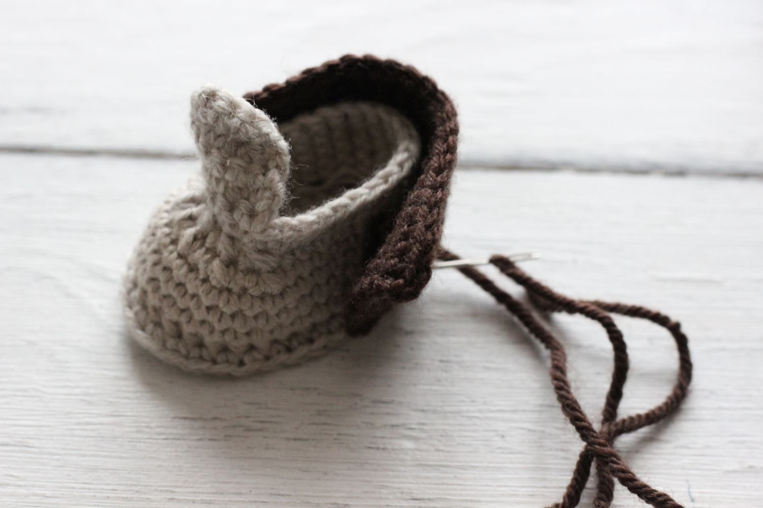 Blog-Inhaltsbild für 'Kostenlose Häkelanleitung für Eichel Puppenschuhe'