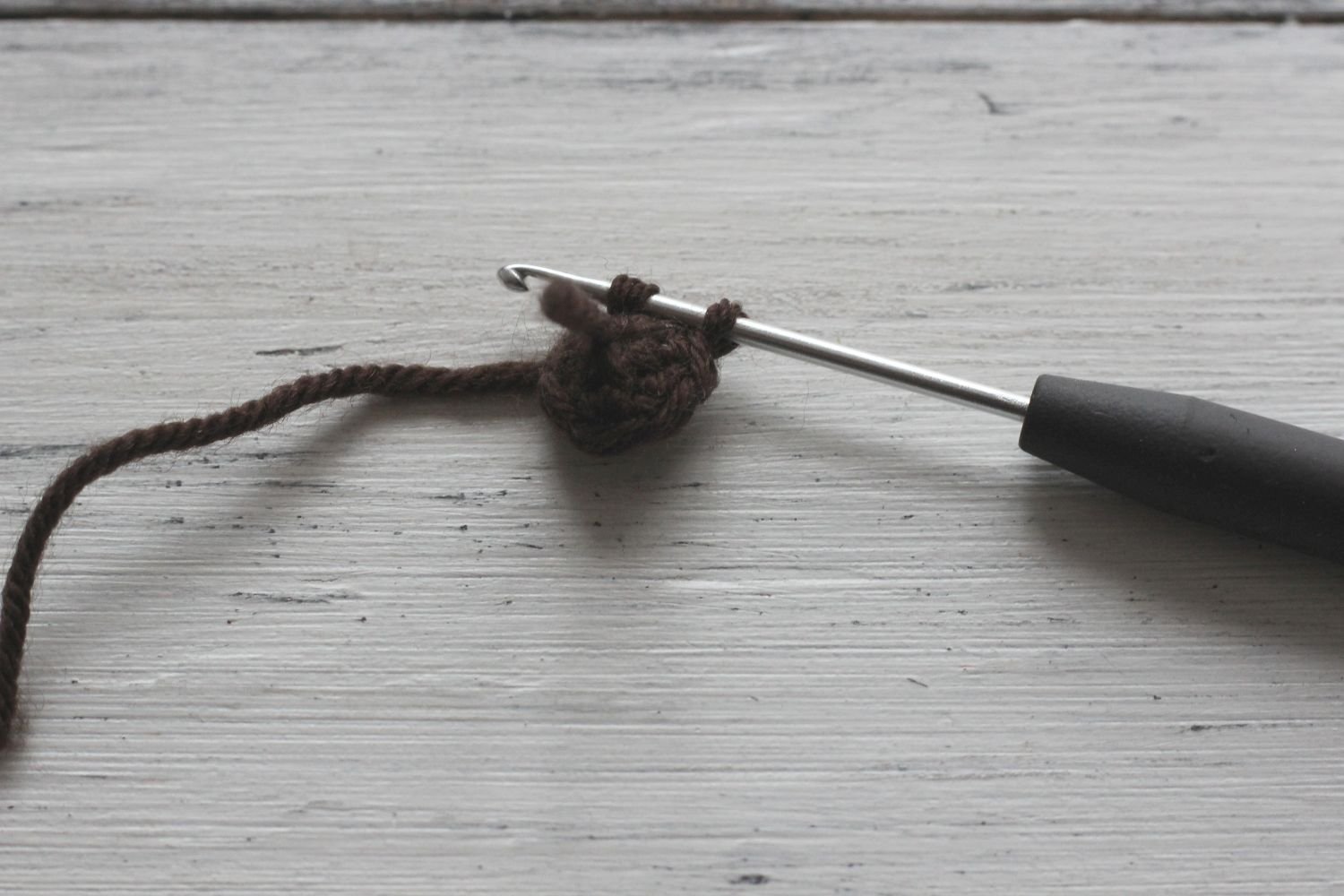 Blog-Inhaltsbild für 'Kostenlose Häkelanleitung für Eichel Puppenschuhe'
