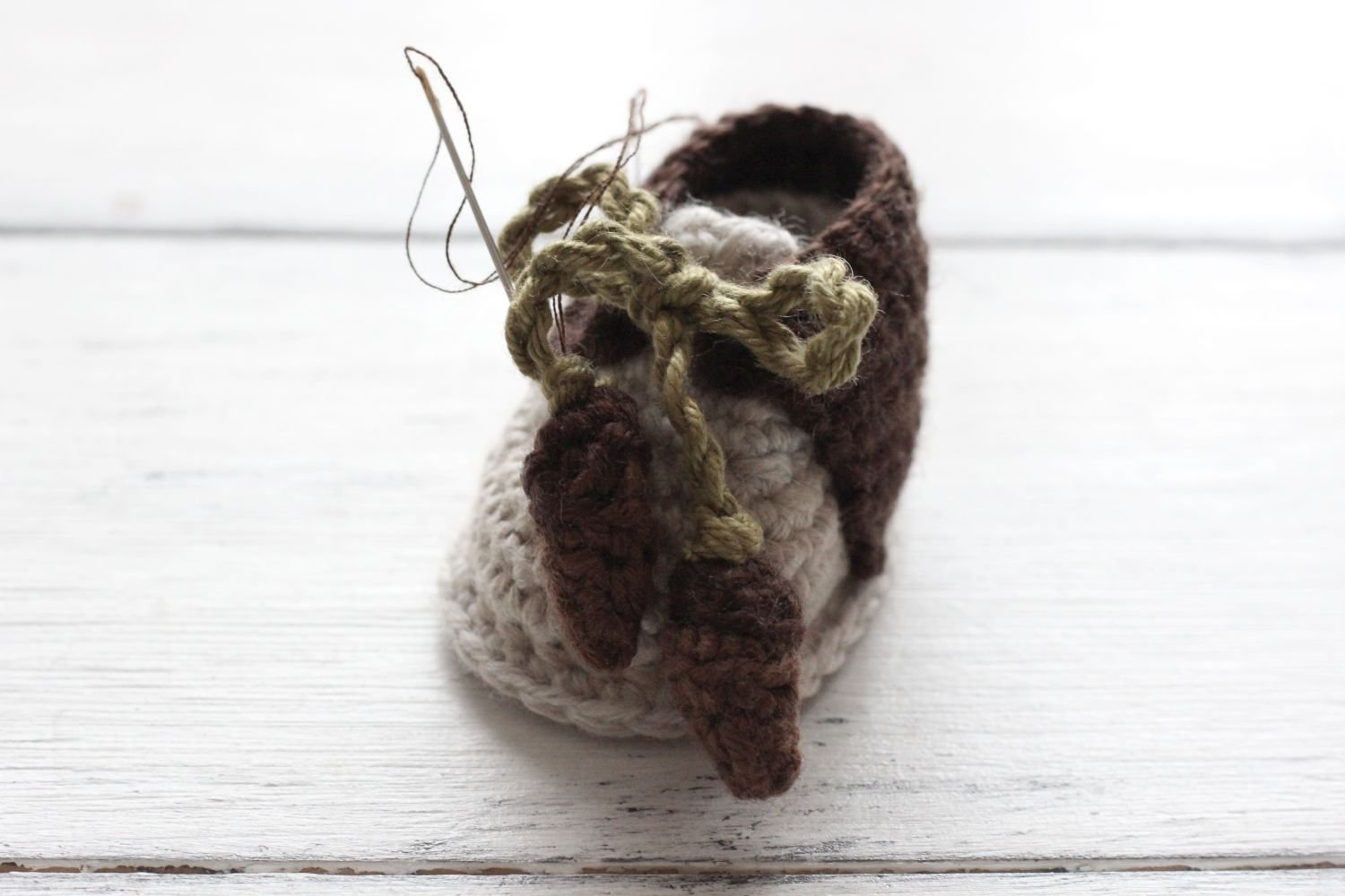 Blog-Inhaltsbild für 'Kostenlose Häkelanleitung für Eichel Puppenschuhe'