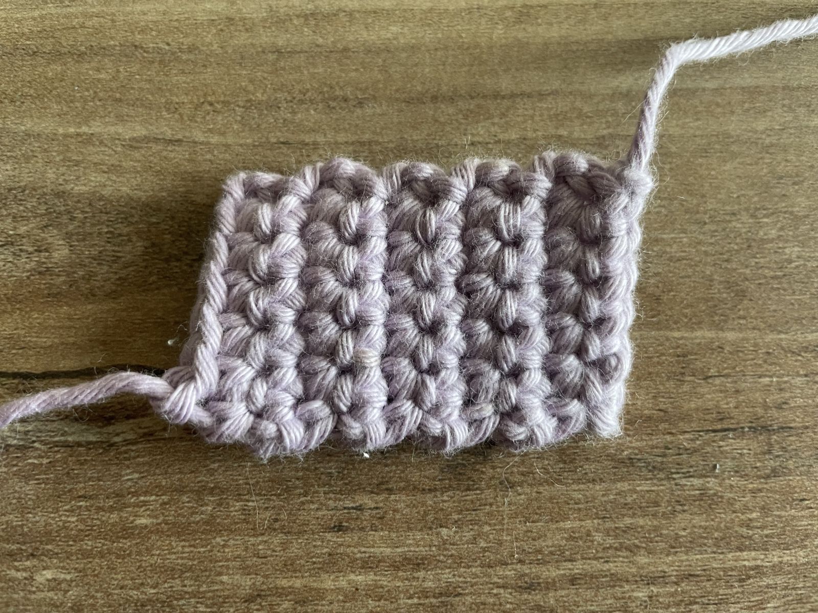 Blog-Inhaltsbild für 'Freundlicher Halloween-Geist häkeln – mit LED-Licht 👻'