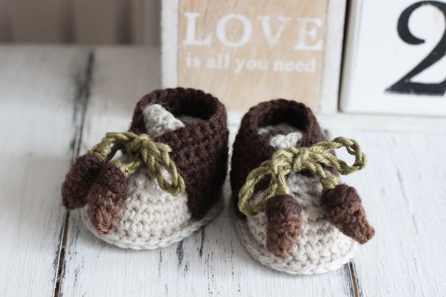 Blog-Inhaltsbild für 'Kostenlose Häkelanleitung für Eichel Puppenschuhe'