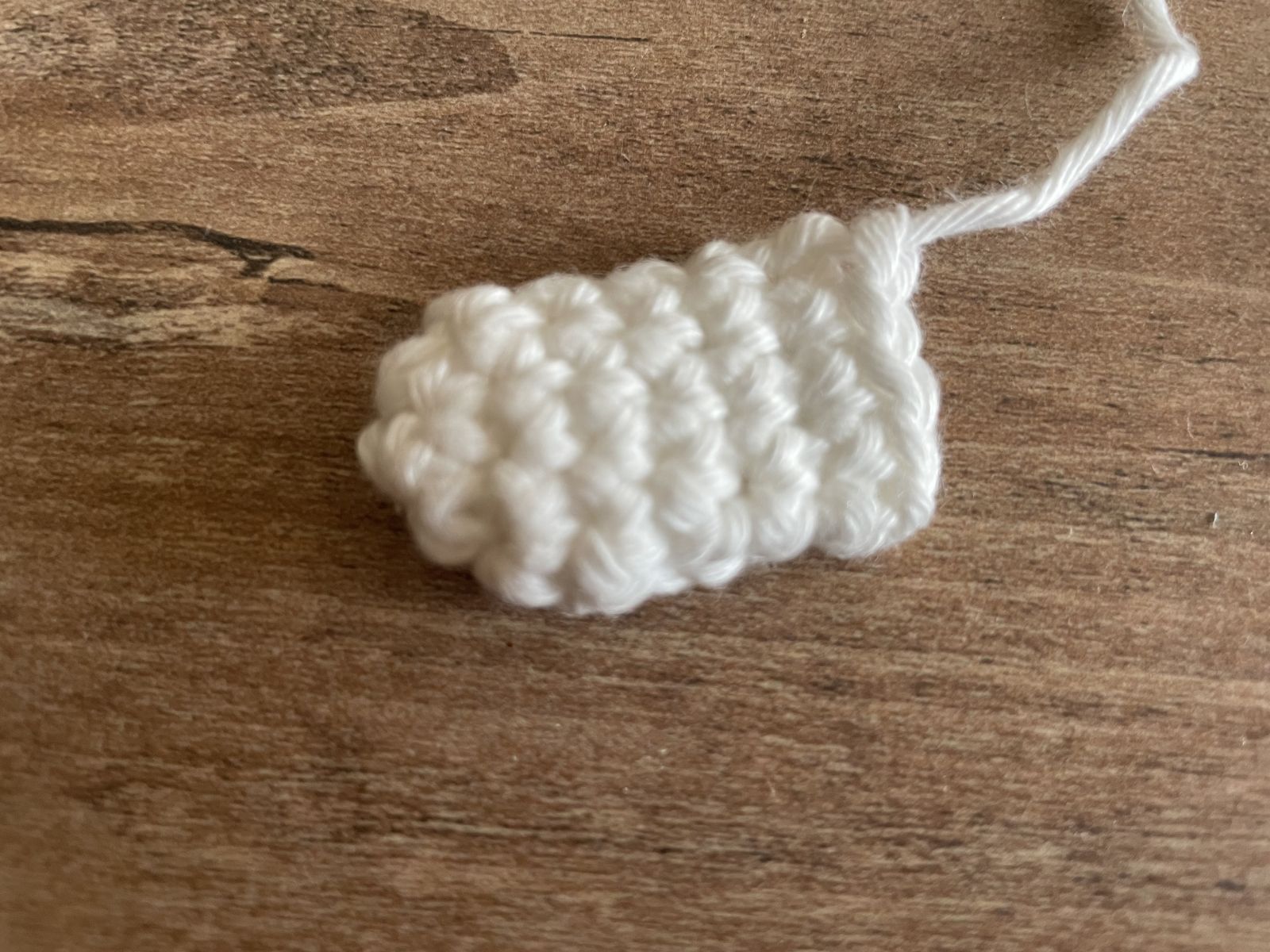 Blog-Inhaltsbild für 'Freundlicher Halloween-Geist häkeln – mit LED-Licht 👻'