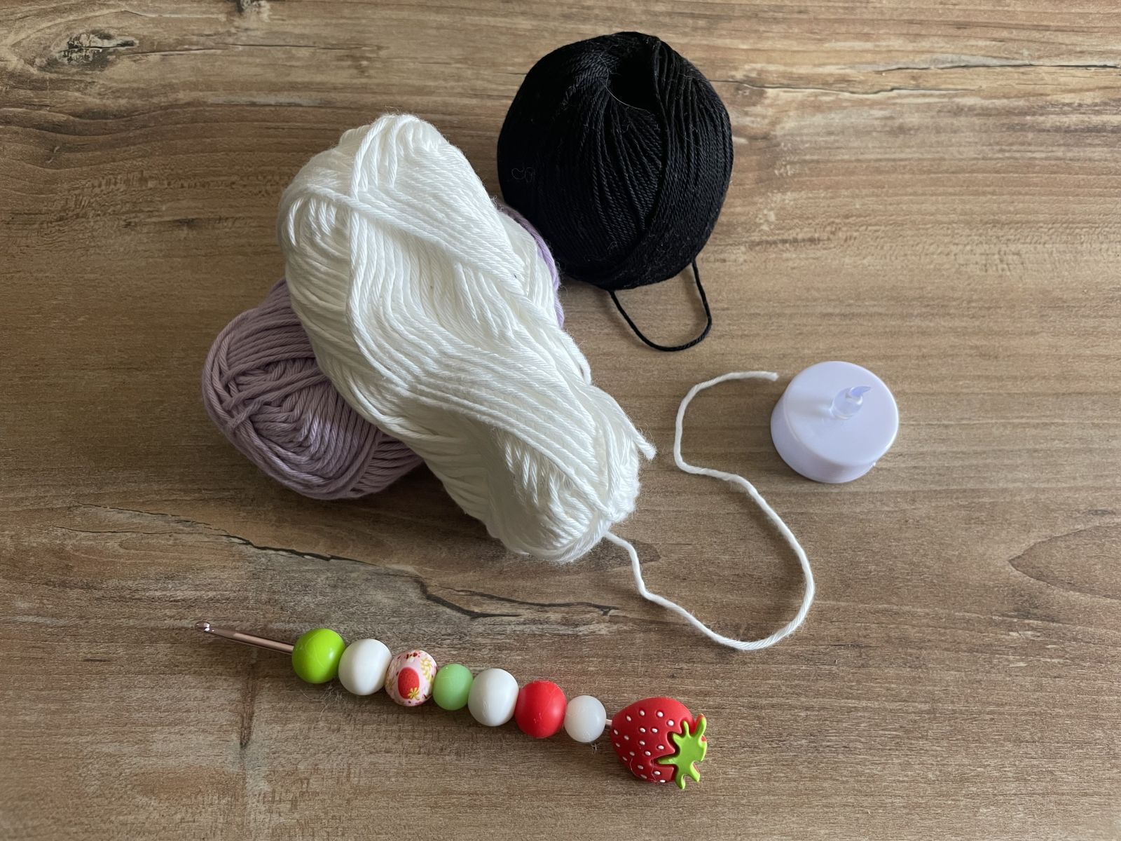 Blog-Inhaltsbild für 'Freundlicher Halloween-Geist häkeln – mit LED-Licht 👻'