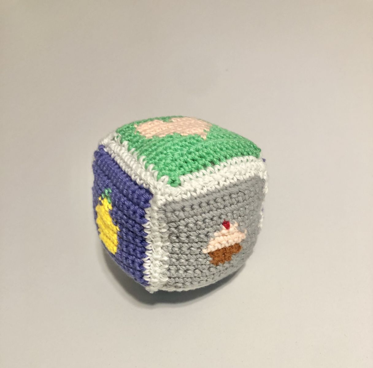 Blog-Inhaltsbild für 'Kostenlose Häkelaleitung kleiner Würfel'