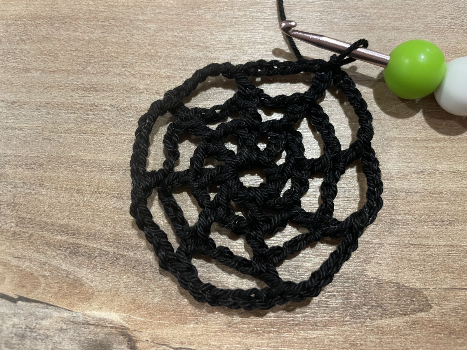 Blog-Inhaltsbild für 'Freundlicher Halloween-Geist häkeln – mit LED-Licht 👻'