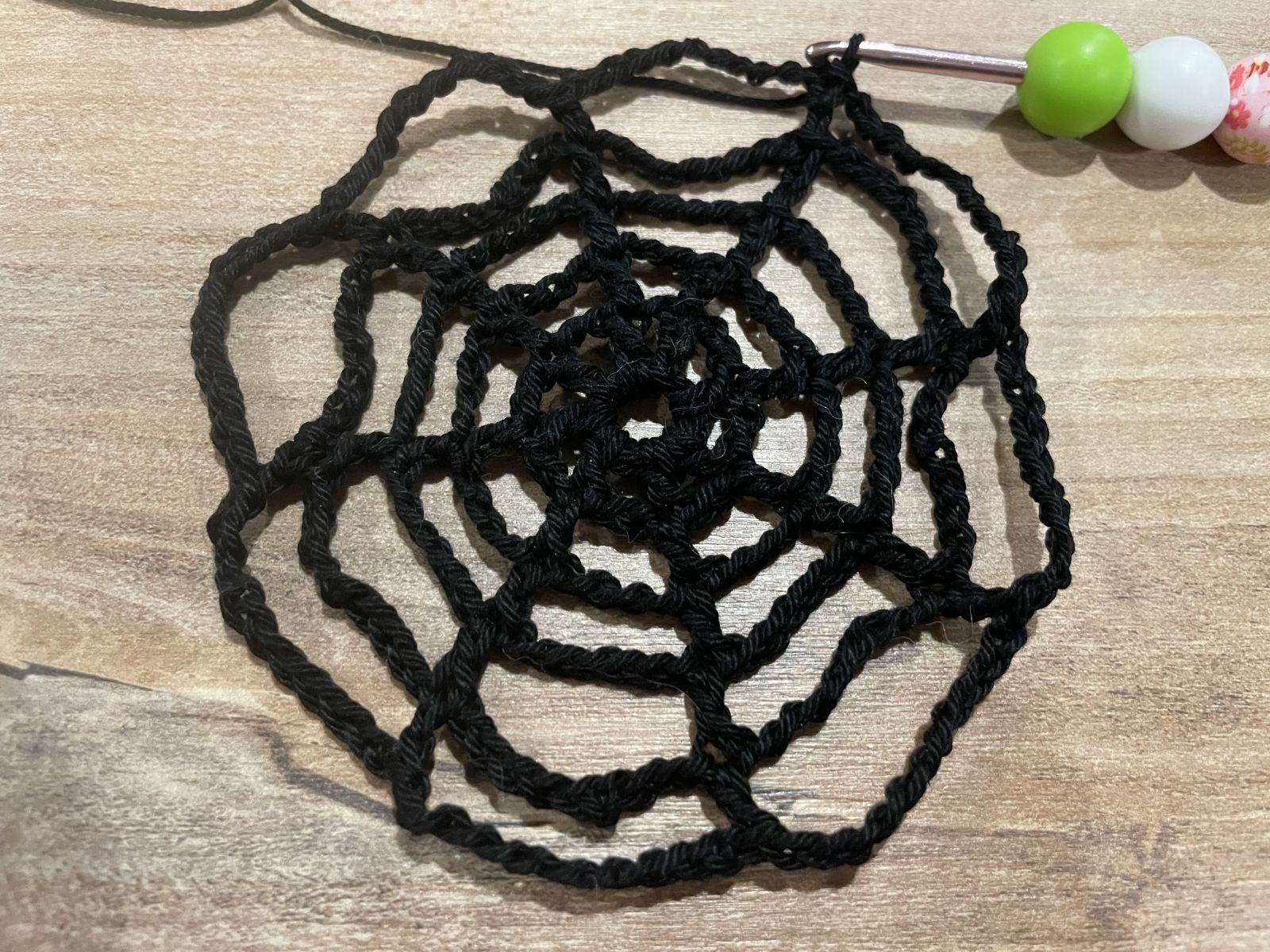 Blog-Inhaltsbild für 'Freundlicher Halloween-Geist häkeln – mit LED-Licht 👻'