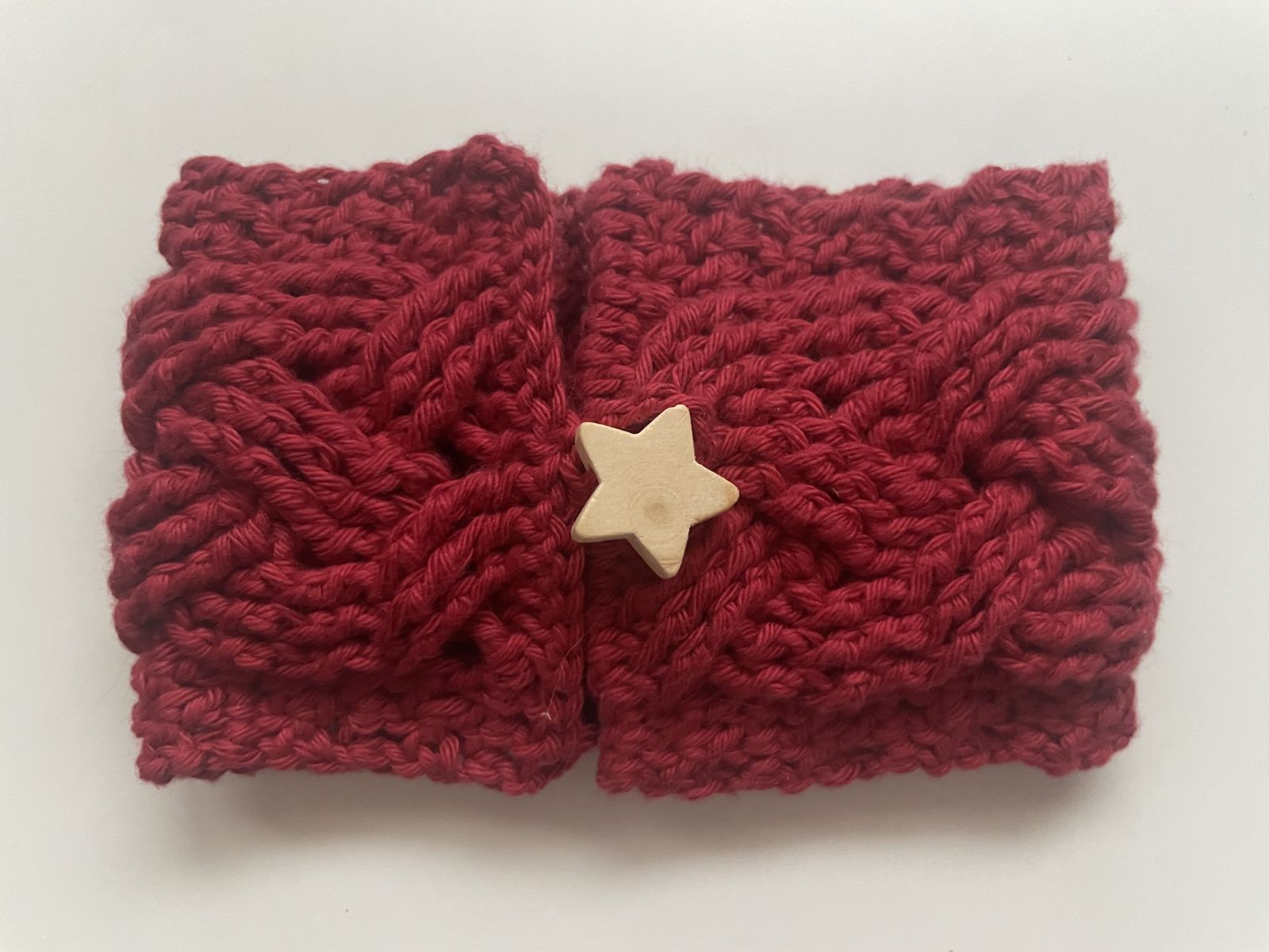 Blog-Inhaltsbild für '🧶 Tassenhülle im Flechtmuster – pure Häkel-Liebe für kalte Tage'