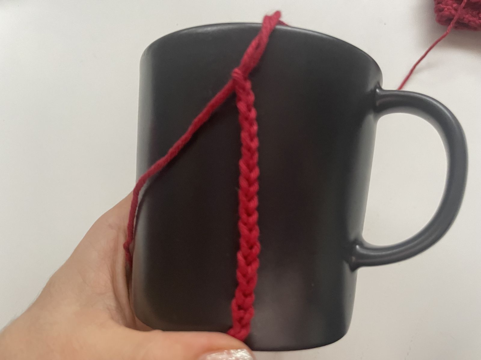 Blog-Inhaltsbild für '🧶 Tassenhülle im Flechtmuster – pure Häkel-Liebe für kalte Tage'