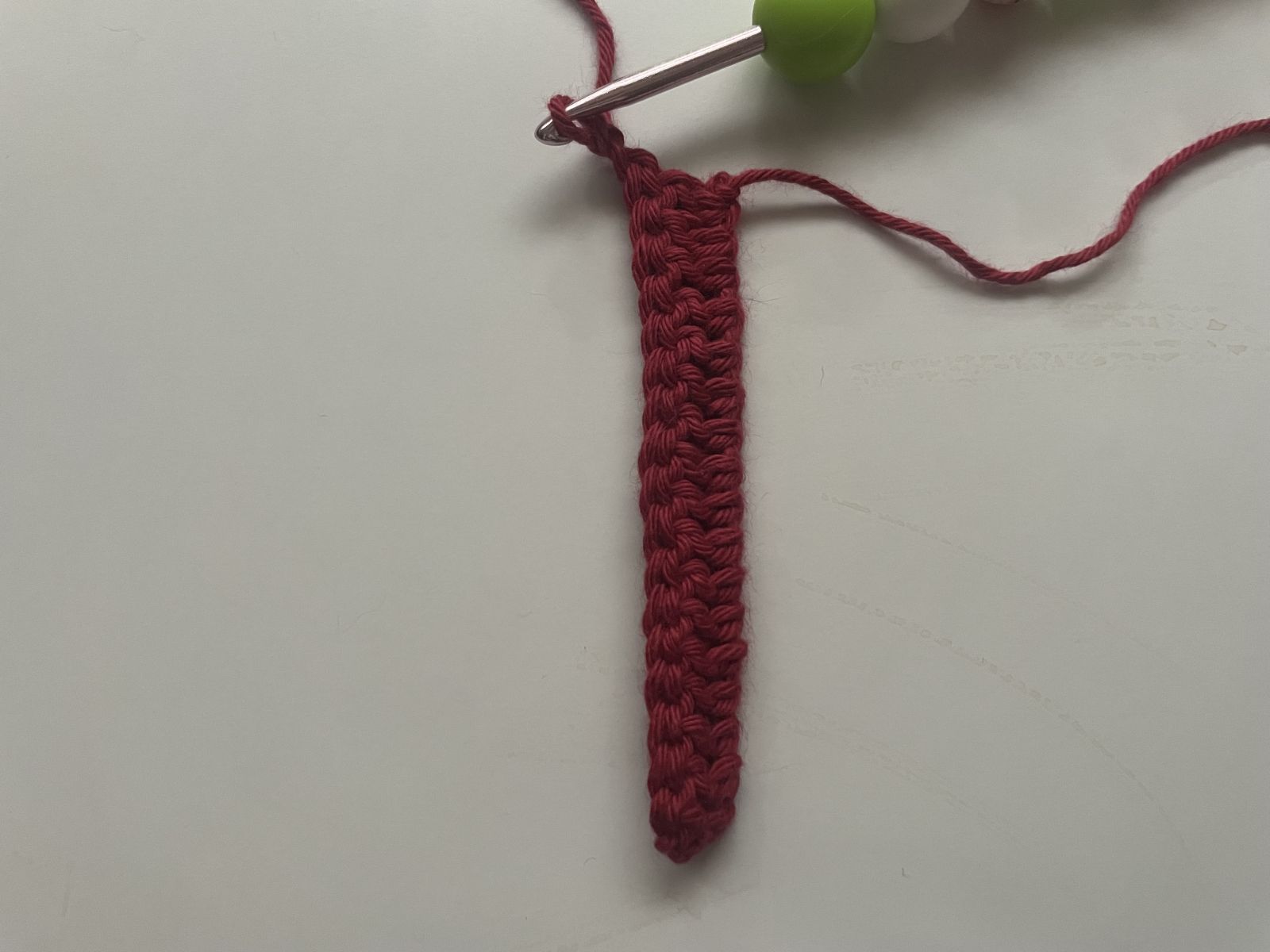 Blog-Inhaltsbild für '🧶 Tassenhülle im Flechtmuster – pure Häkel-Liebe für kalte Tage'