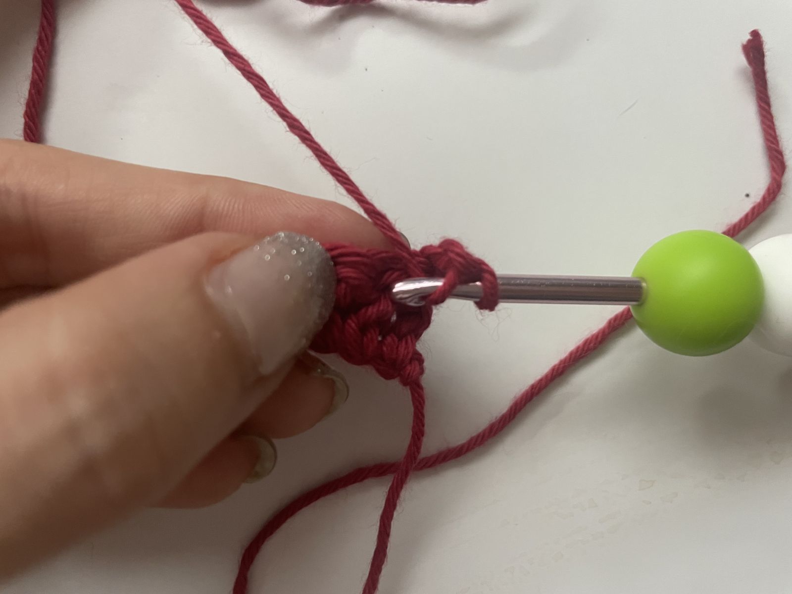 Blog-Inhaltsbild für '🧶 Tassenhülle im Flechtmuster – pure Häkel-Liebe für kalte Tage'