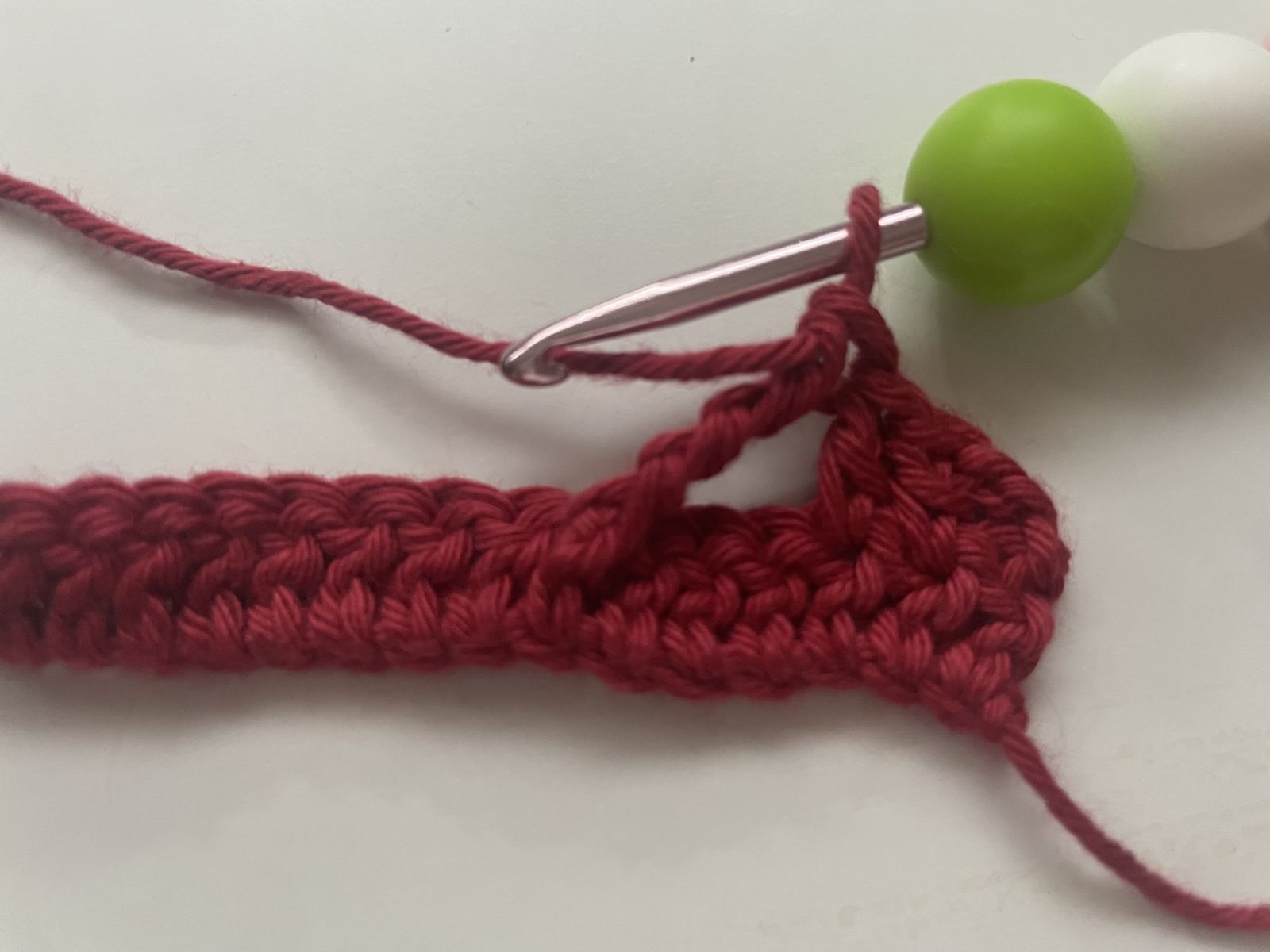 Blog-Inhaltsbild für '🧶 Tassenhülle im Flechtmuster – pure Häkel-Liebe für kalte Tage'