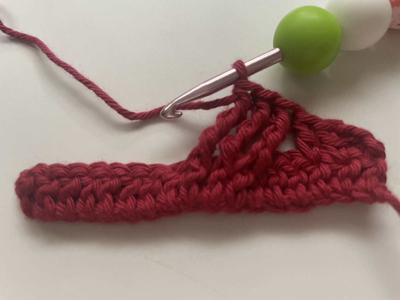 Blog-Inhaltsbild für '🧶 Tassenhülle im Flechtmuster – pure Häkel-Liebe für kalte Tage'