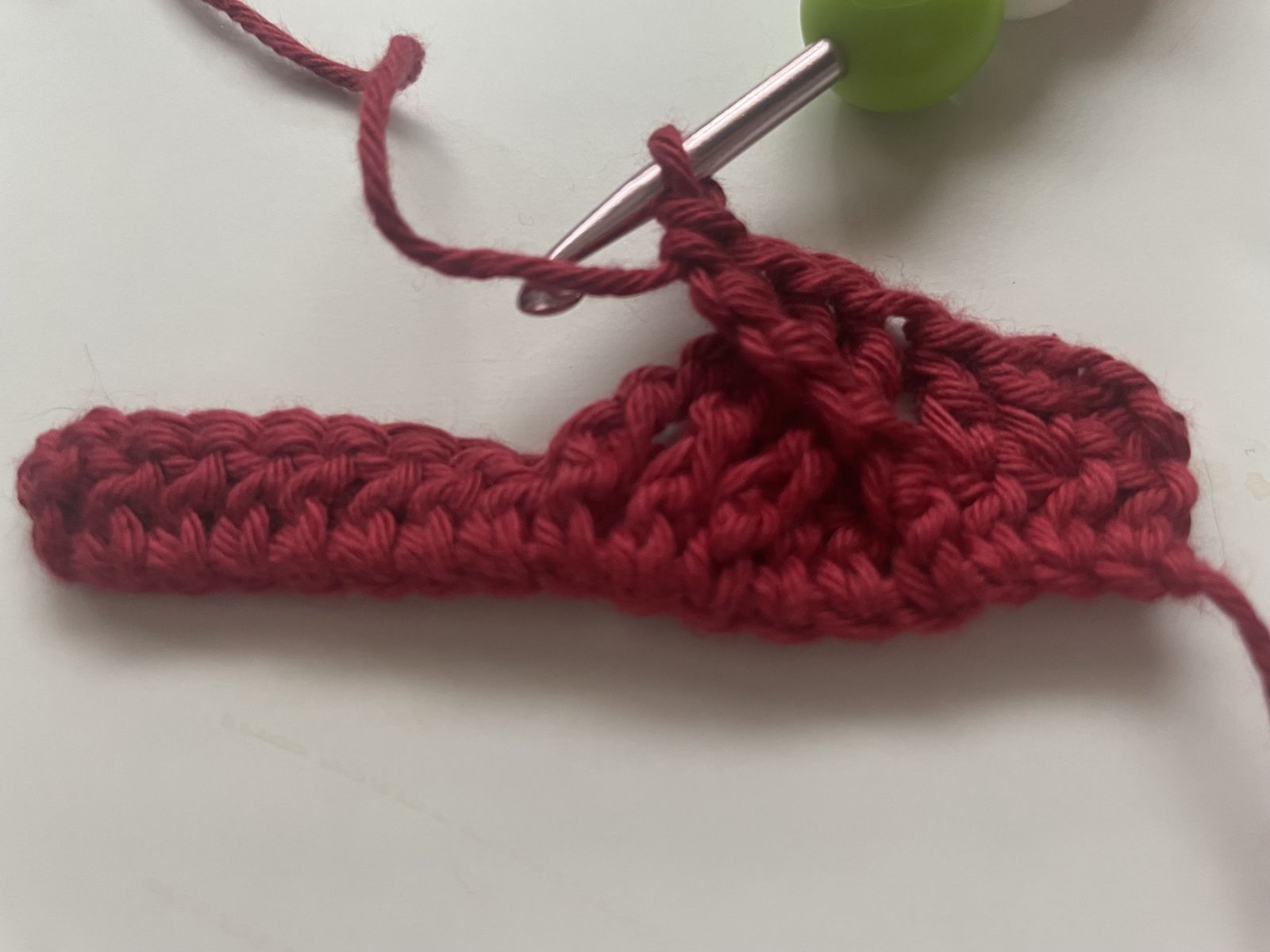 Blog-Inhaltsbild für '🧶 Tassenhülle im Flechtmuster – pure Häkel-Liebe für kalte Tage'