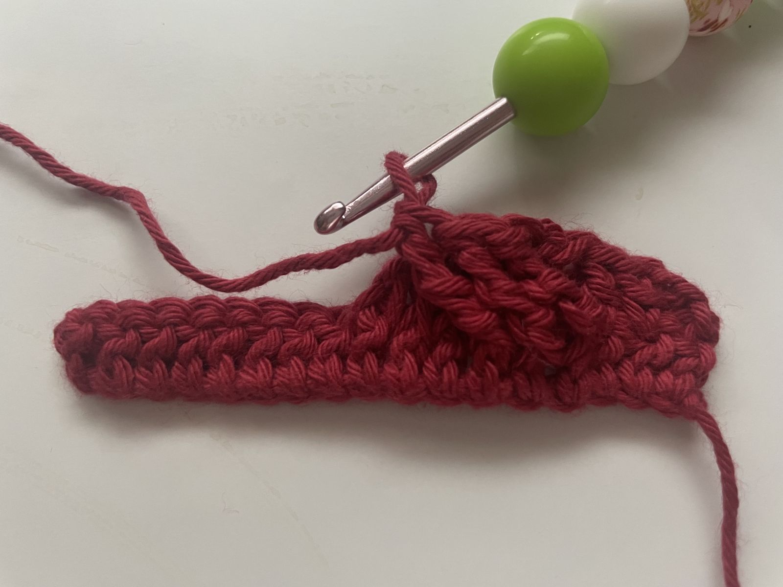 Blog-Inhaltsbild für '🧶 Tassenhülle im Flechtmuster – pure Häkel-Liebe für kalte Tage'