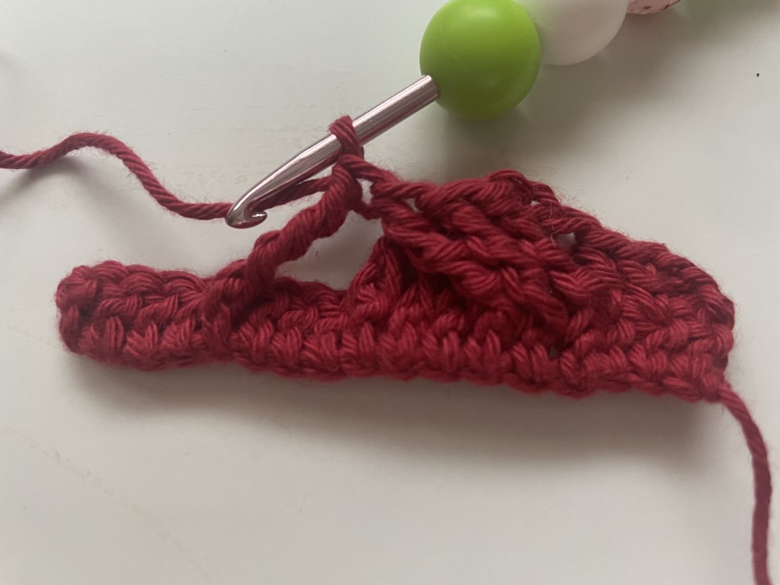 Blog-Inhaltsbild für '🧶 Tassenhülle im Flechtmuster – pure Häkel-Liebe für kalte Tage'