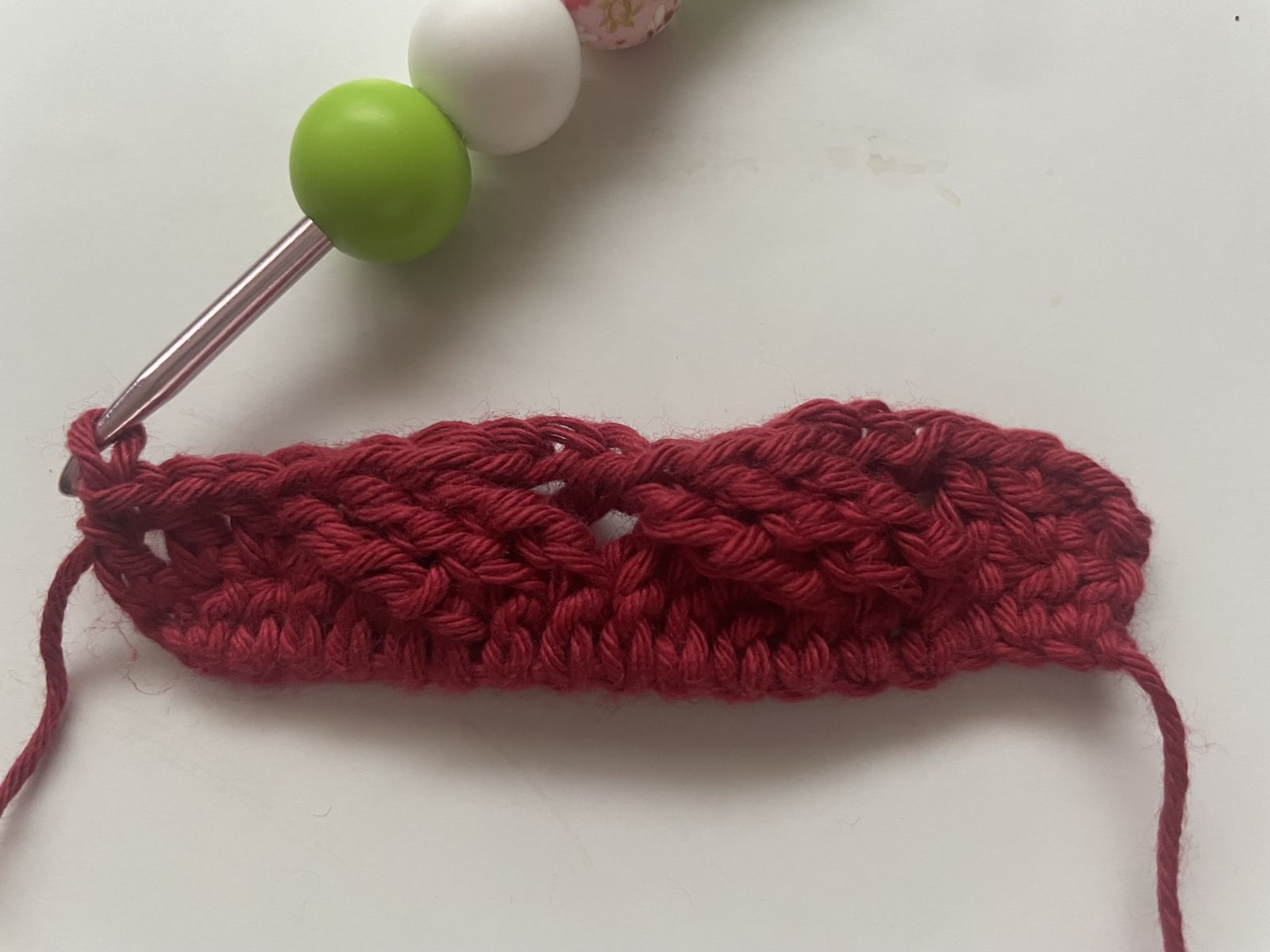 Blog-Inhaltsbild für '🧶 Tassenhülle im Flechtmuster – pure Häkel-Liebe für kalte Tage'