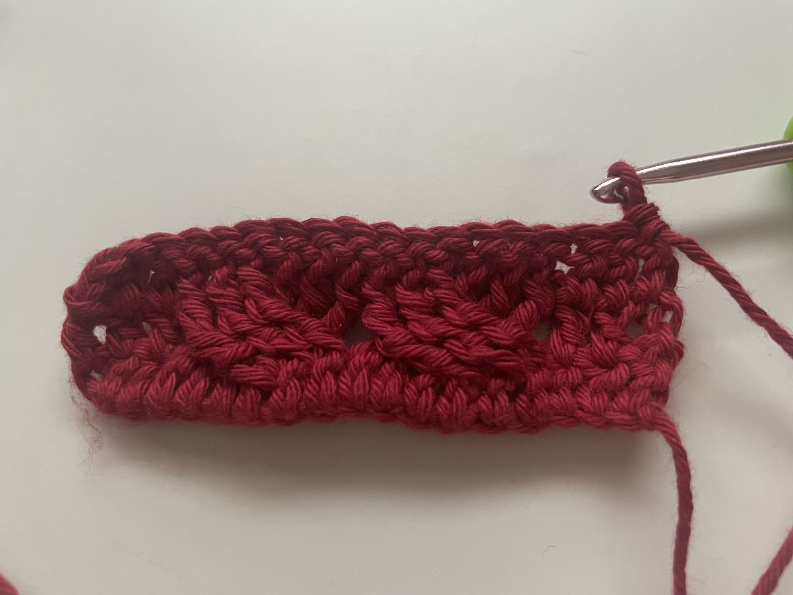 Blog-Inhaltsbild für '🧶 Tassenhülle im Flechtmuster – pure Häkel-Liebe für kalte Tage'