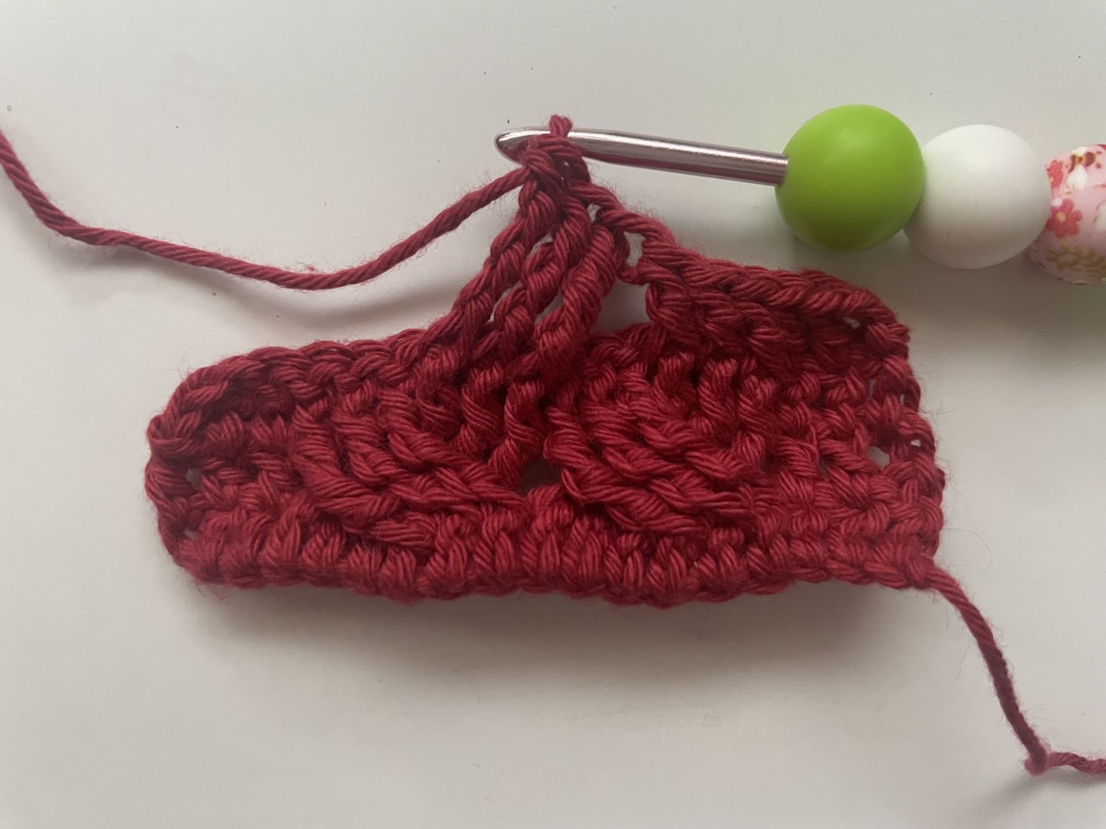 Blog-Inhaltsbild für '🧶 Tassenhülle im Flechtmuster – pure Häkel-Liebe für kalte Tage'