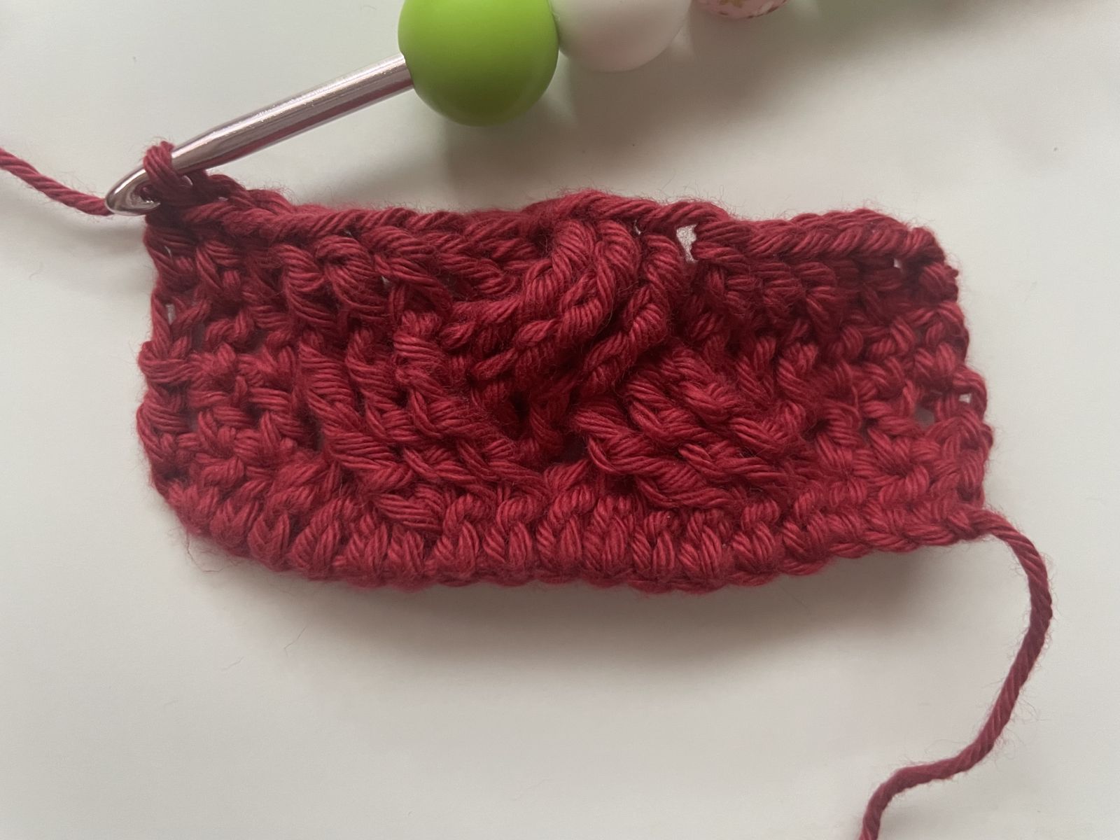 Blog-Inhaltsbild für '🧶 Tassenhülle im Flechtmuster – pure Häkel-Liebe für kalte Tage'