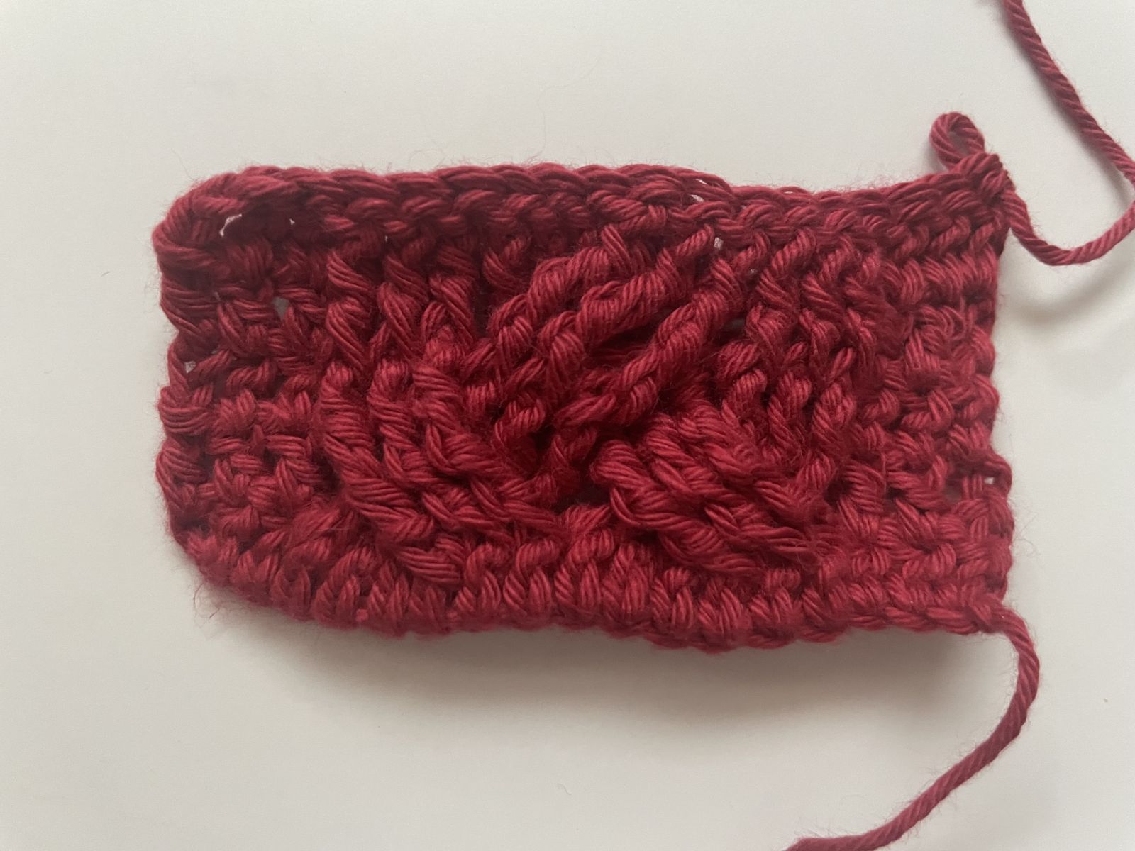 Blog-Inhaltsbild für '🧶 Tassenhülle im Flechtmuster – pure Häkel-Liebe für kalte Tage'