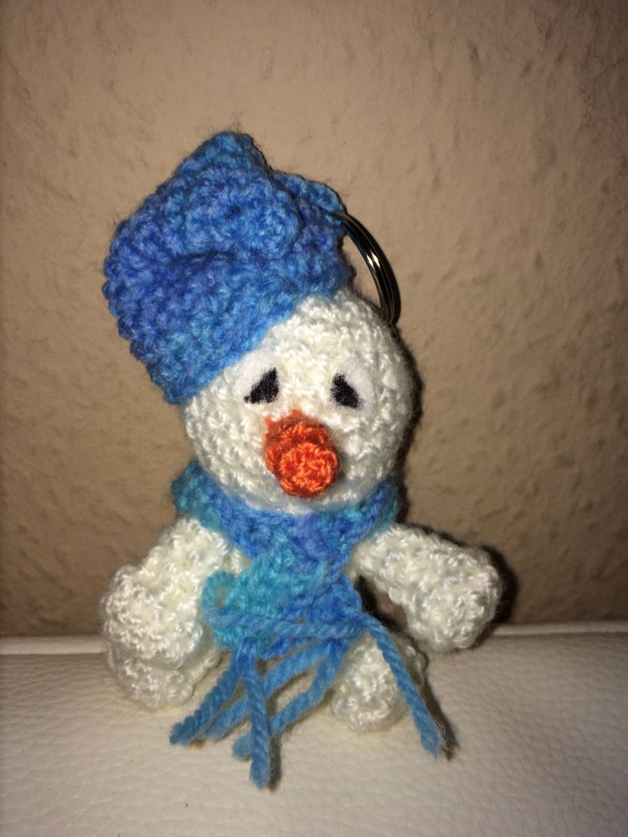 Blog-Inhaltsbild für 'Kostenlose Häkelanleitung - kleiner Schneemann - Schlüsselanhänger . Taschenbaumler'