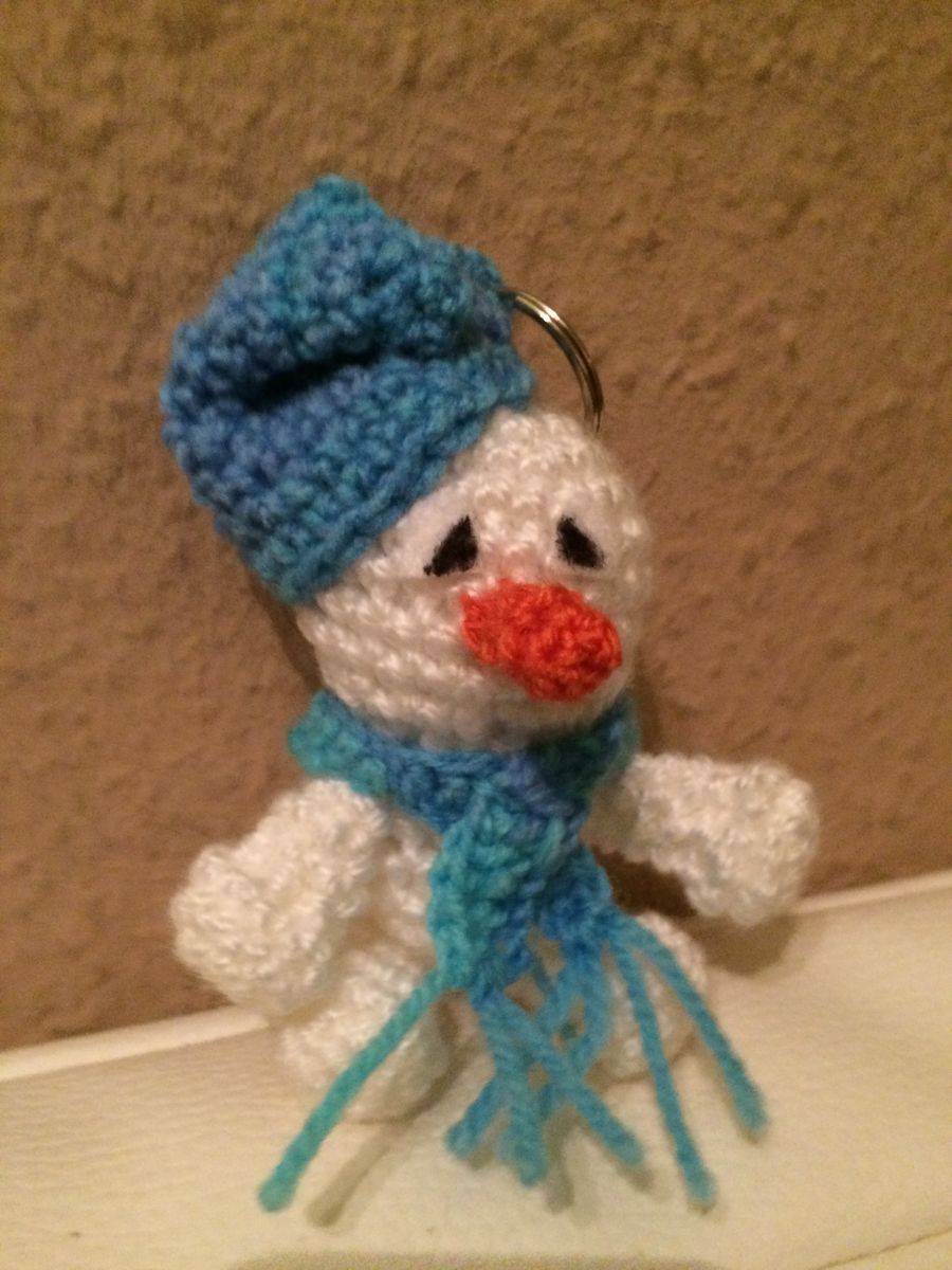 Blog-Inhaltsbild für 'Kostenlose Häkelanleitung - kleiner Schneemann - Schlüsselanhänger . Taschenbaumler'