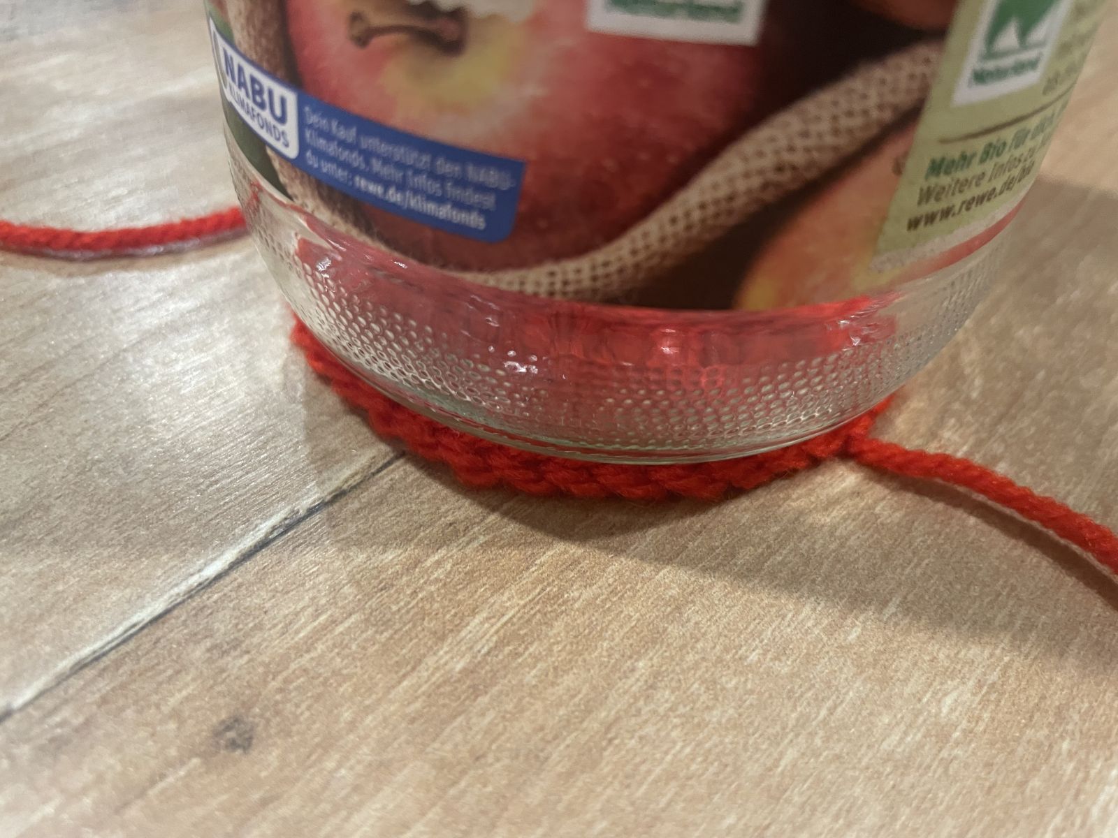 Blog-Inhaltsbild für '🌟 Upcycling im Advent: Weihnachtsmann-Hose fürs Apfelmusglas'