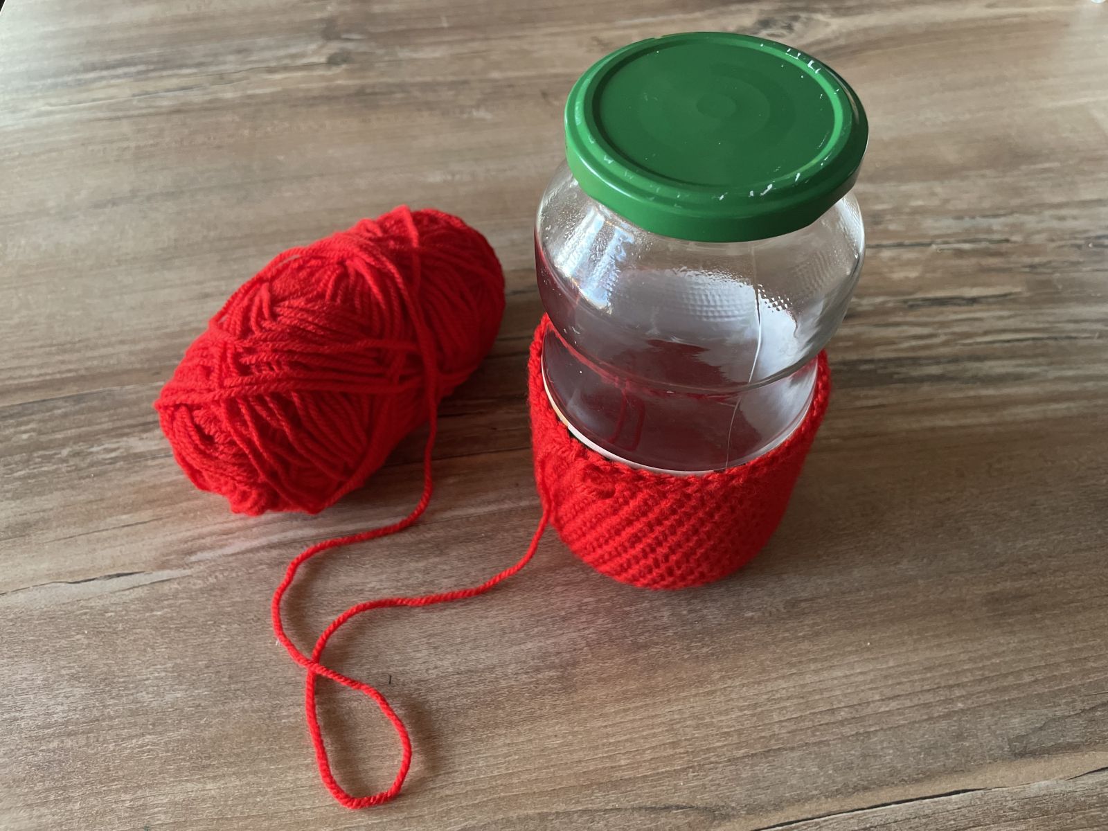 Blog-Inhaltsbild für '🌟 Upcycling im Advent: Weihnachtsmann-Hose fürs Apfelmusglas'