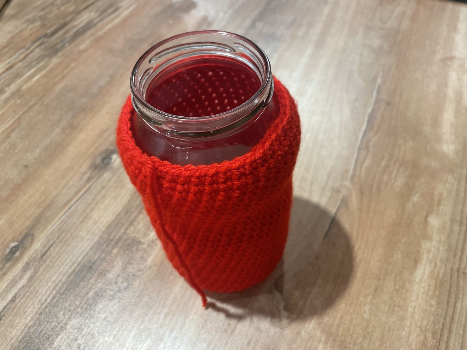 Blog-Inhaltsbild für '🌟 Upcycling im Advent: Weihnachtsmann-Hose fürs Apfelmusglas'