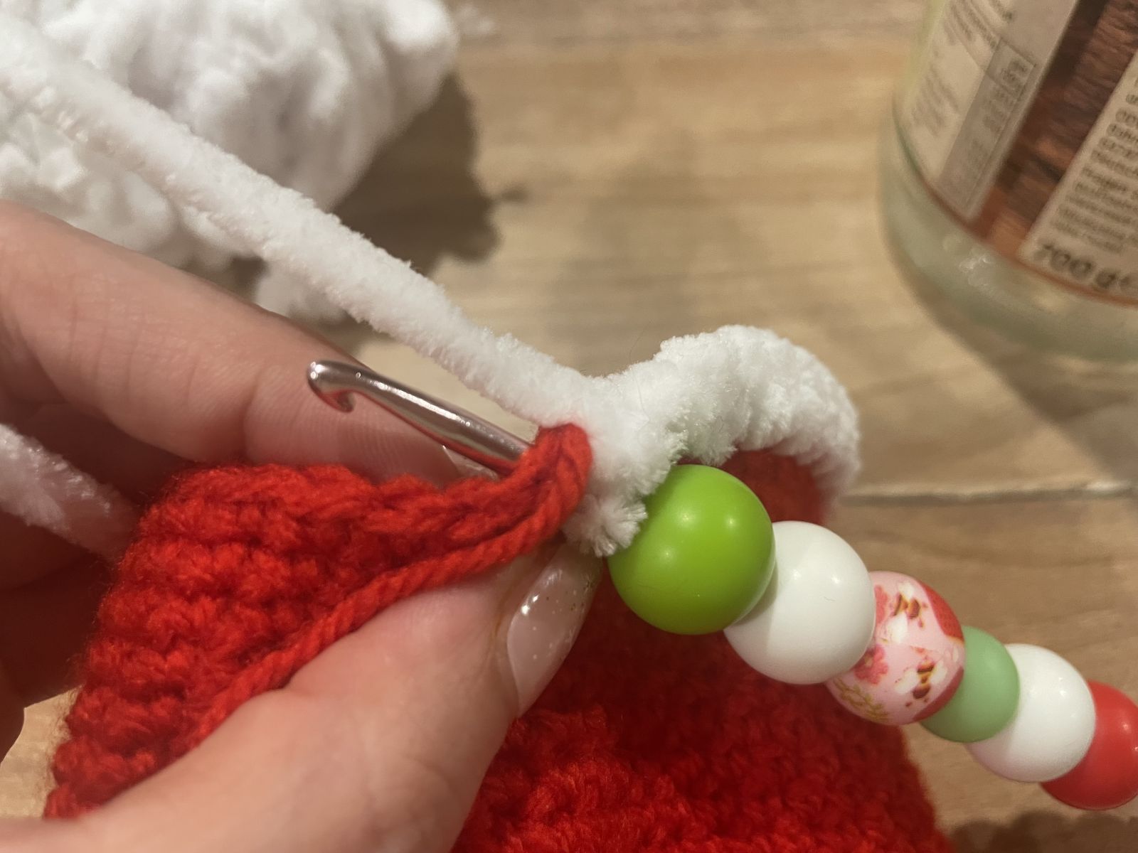 Blog-Inhaltsbild für '🌟 Upcycling im Advent: Weihnachtsmann-Hose fürs Apfelmusglas'