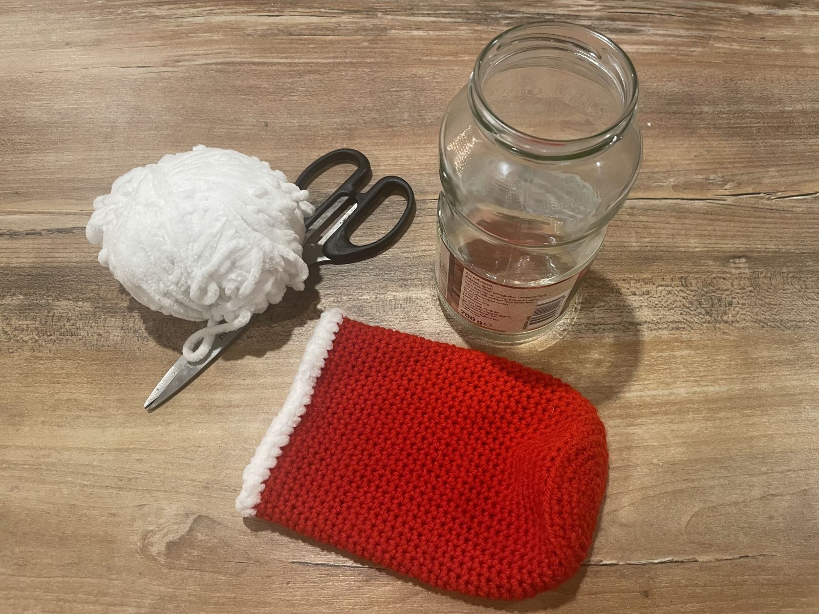 Blog-Inhaltsbild für '🌟 Upcycling im Advent: Weihnachtsmann-Hose fürs Apfelmusglas'