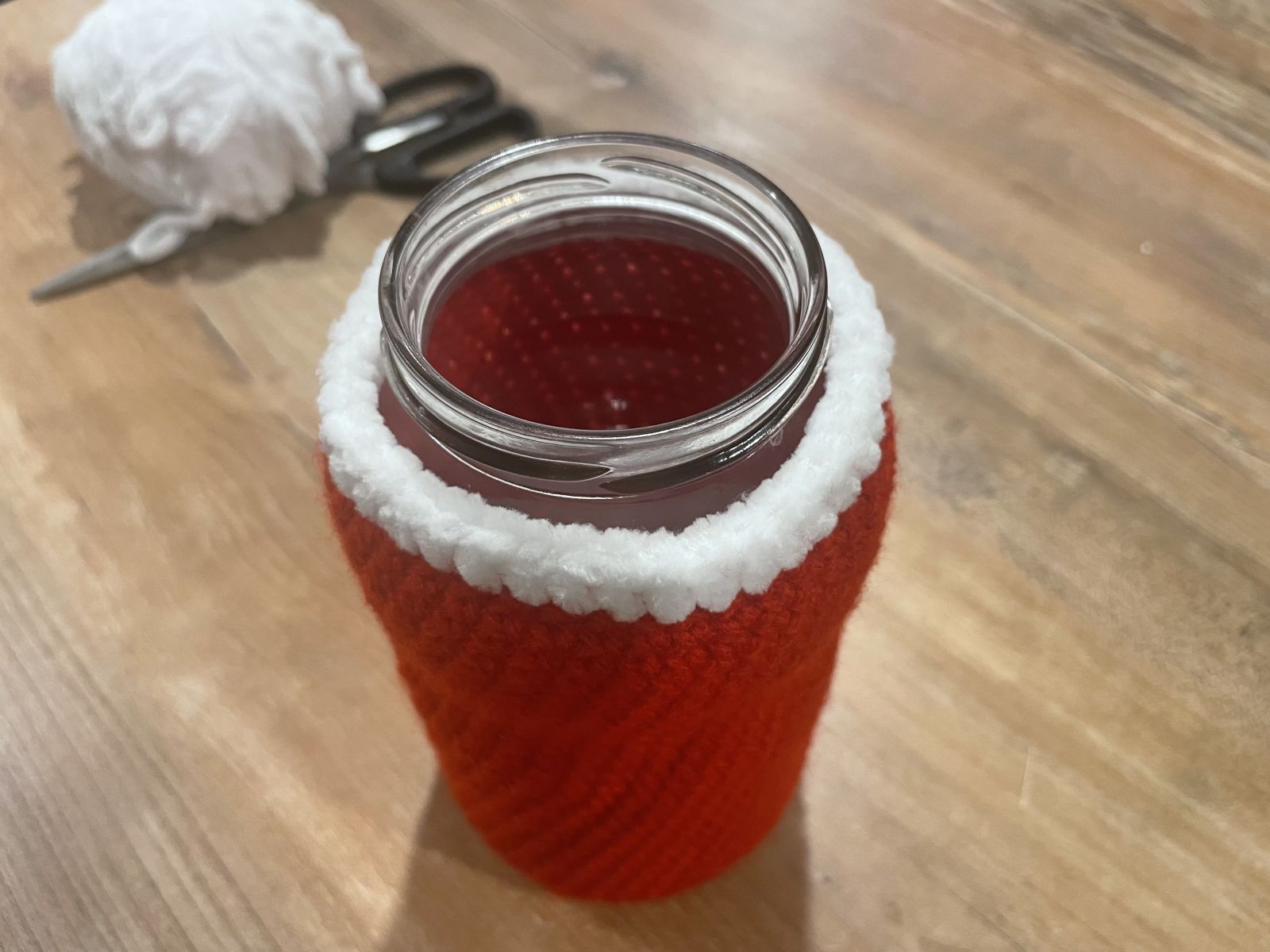 Blog-Inhaltsbild für '🌟 Upcycling im Advent: Weihnachtsmann-Hose fürs Apfelmusglas'