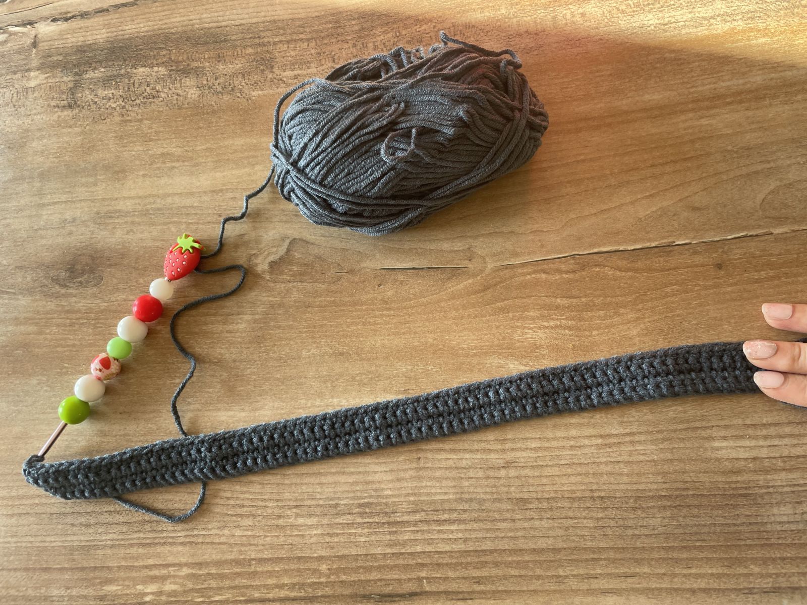 Blog-Inhaltsbild für '🌟 Upcycling im Advent: Weihnachtsmann-Hose fürs Apfelmusglas'