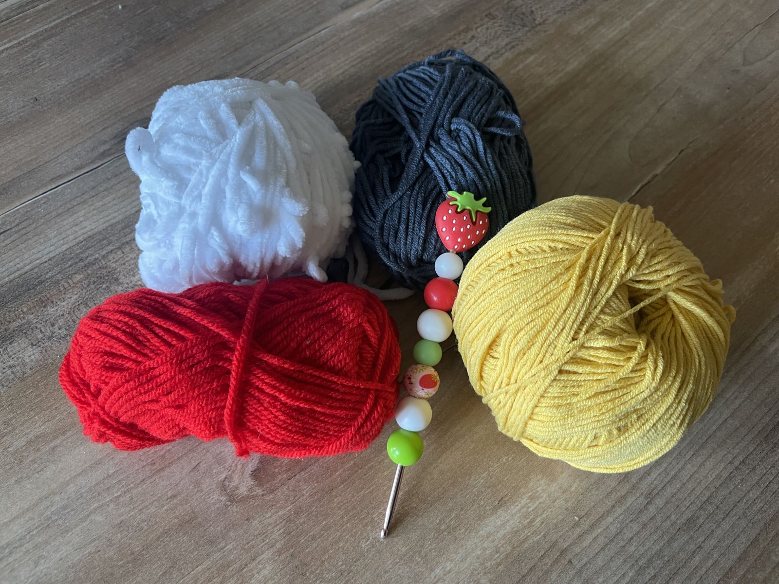 Blog-Inhaltsbild für '🌟 Upcycling im Advent: Weihnachtsmann-Hose fürs Apfelmusglas'