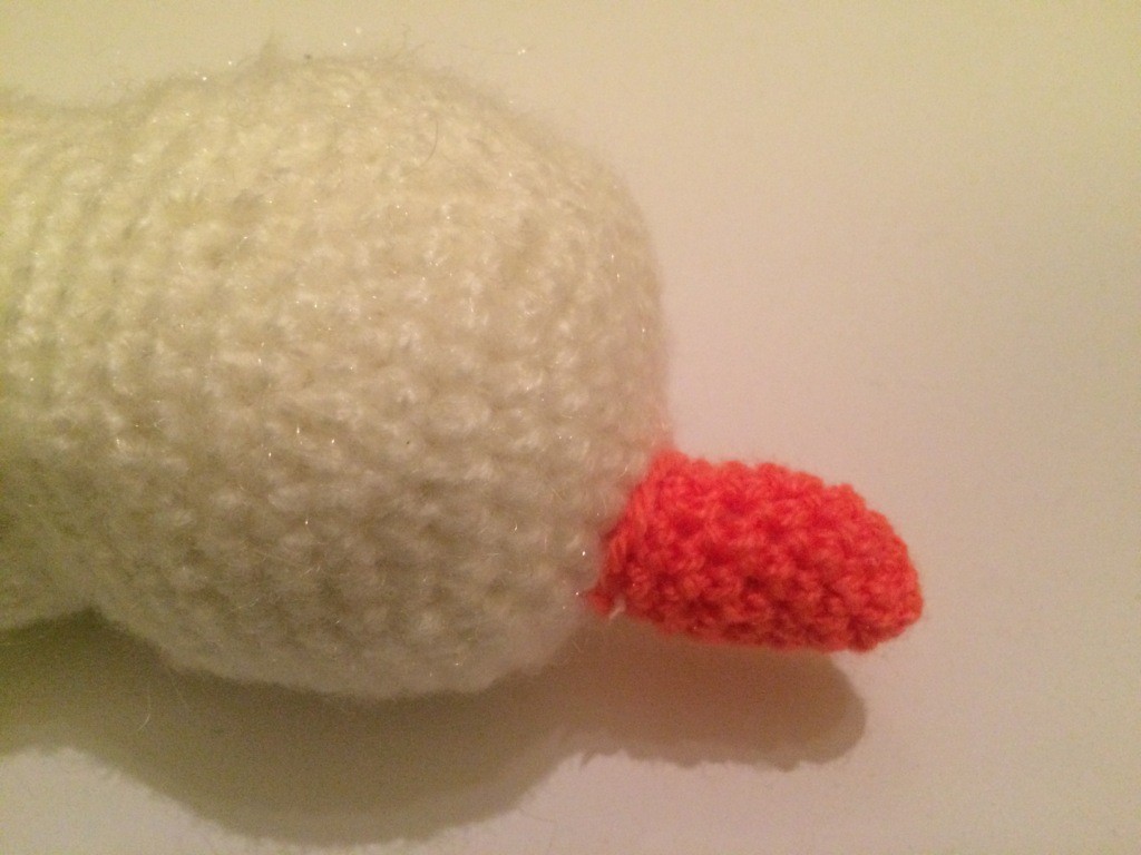 Blog-Inhaltsbild für 'Kostenlose Häkelanleitung - Kleiner liegender Schneemann'